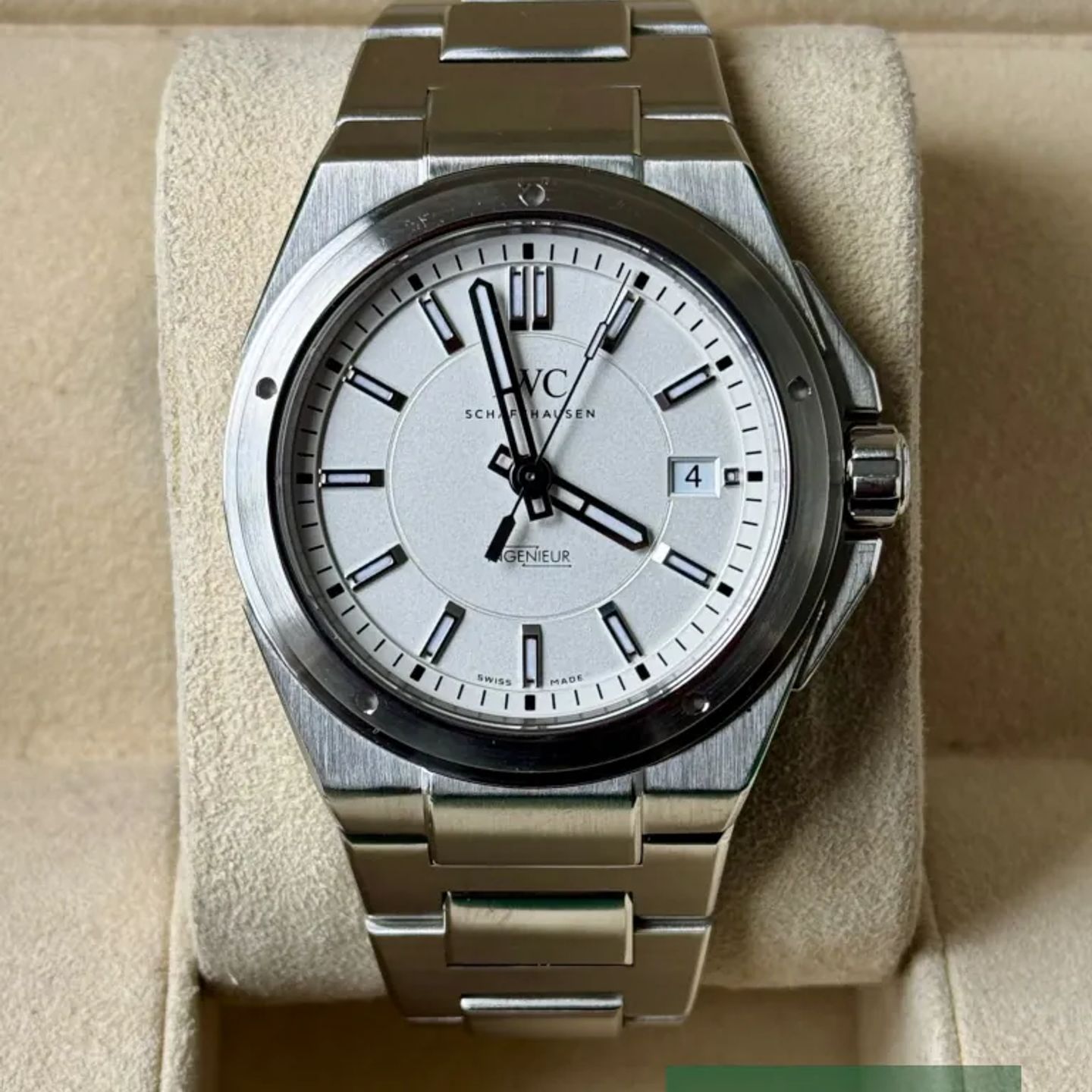 IWC Ingenieur Automatic IW323904 (2013) - Silver dial 40 mm Steel case (2/7)