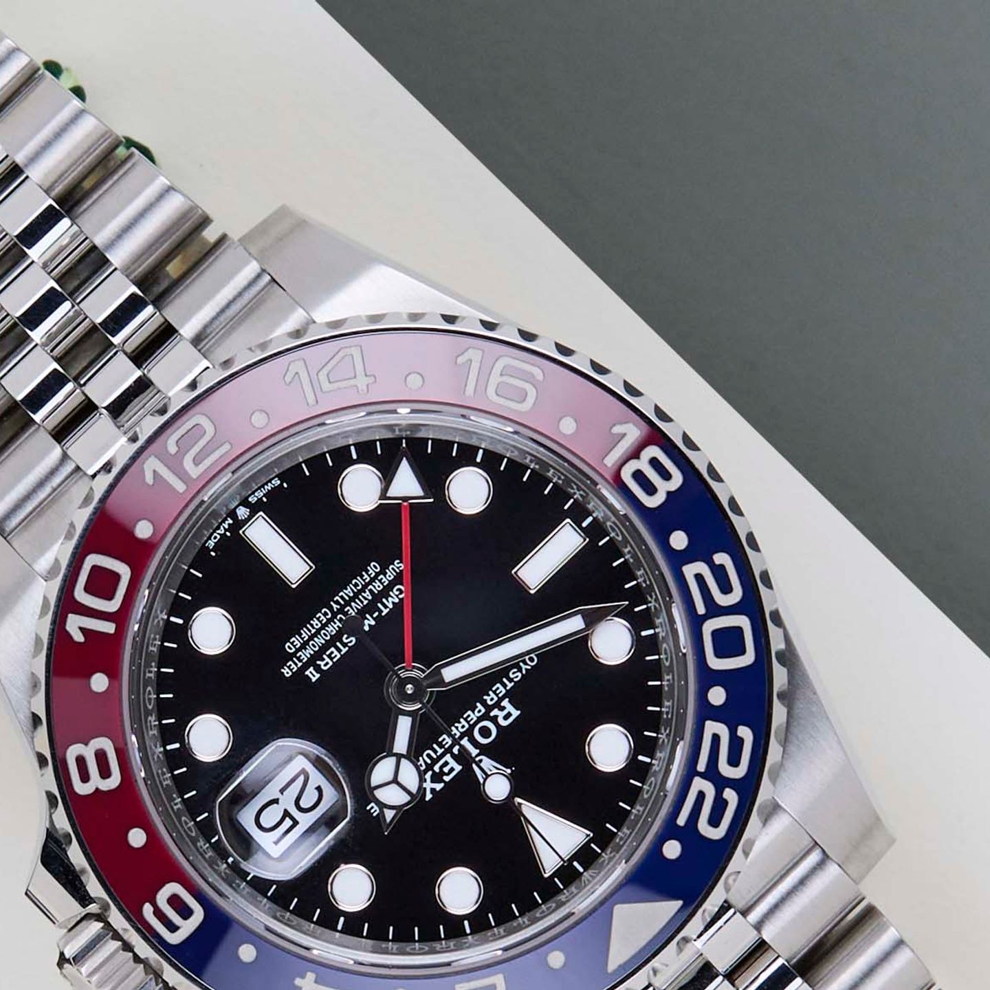 Rolex GMT-Master II 126710BLRO (2025) - Black dial 40 mm Steel case (4/8)