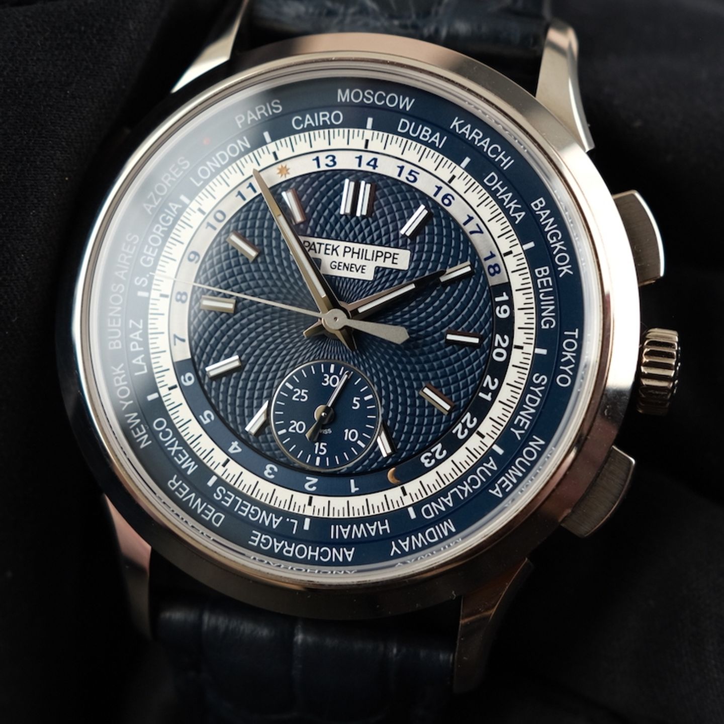 Patek Philippe World Time Chronograph 5930G-010 (2022) - Blue dial 40 mm White Gold case (7/8)