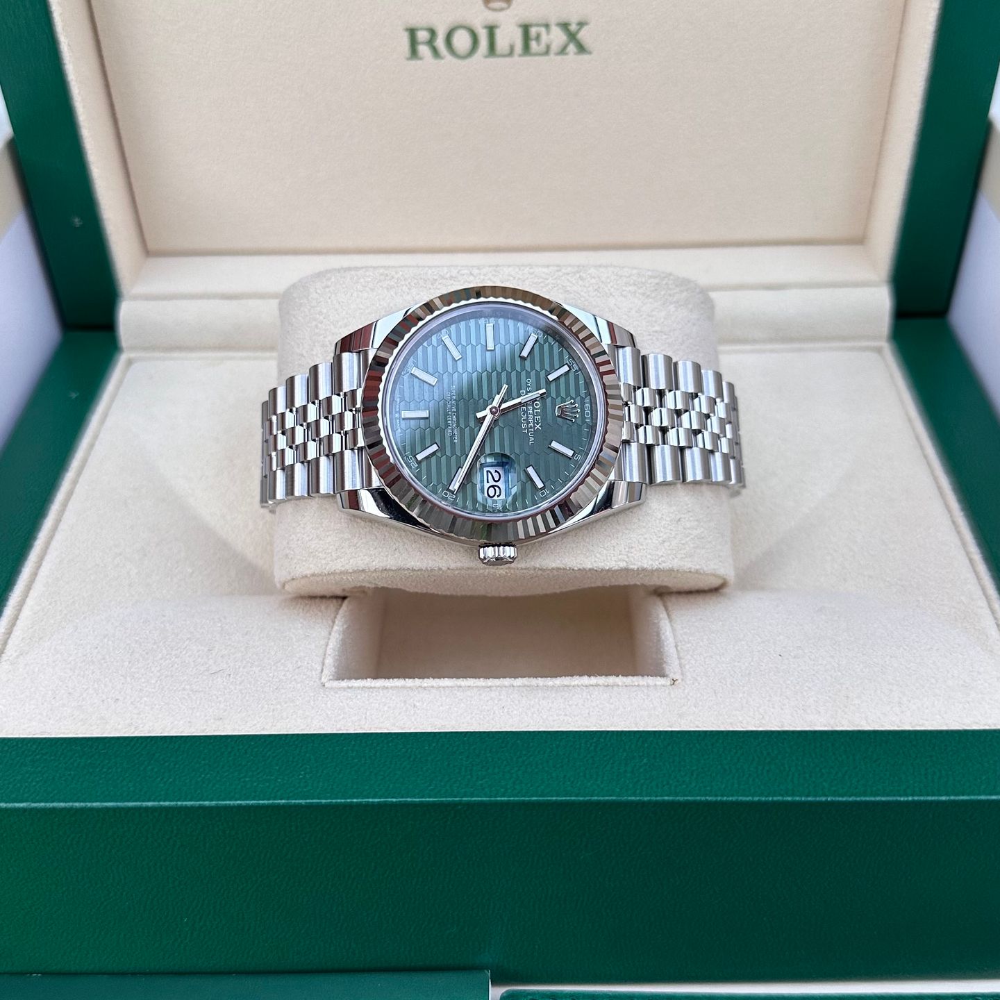 Rolex Datejust 126334 (2023) - Green dial 41 mm Steel case (2/4)
