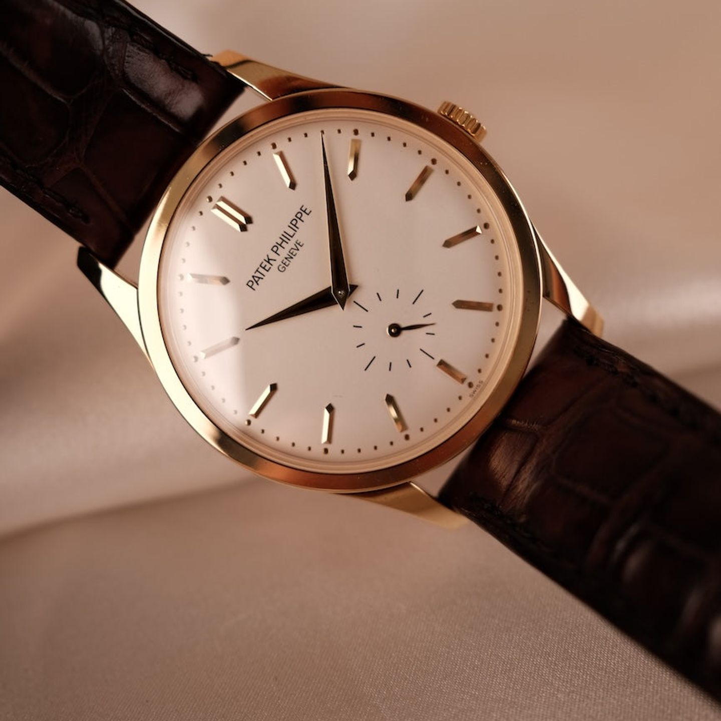 Patek Philippe Calatrava 5196J (Onbekend (willekeurig serienummer)) - Wit wijzerplaat 37mm Geelgoud (1/8)