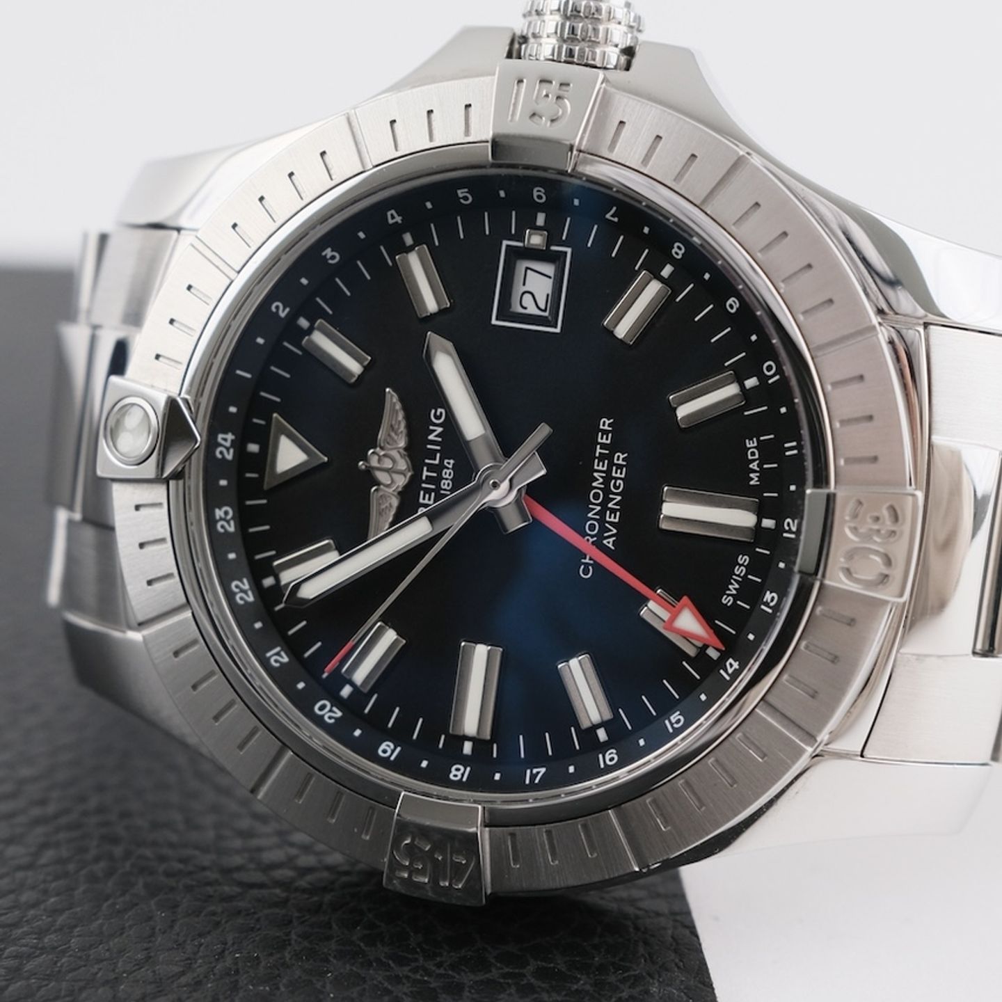 Breitling Avenger A32397 (2025) - 43 mm Steel case (2/8)