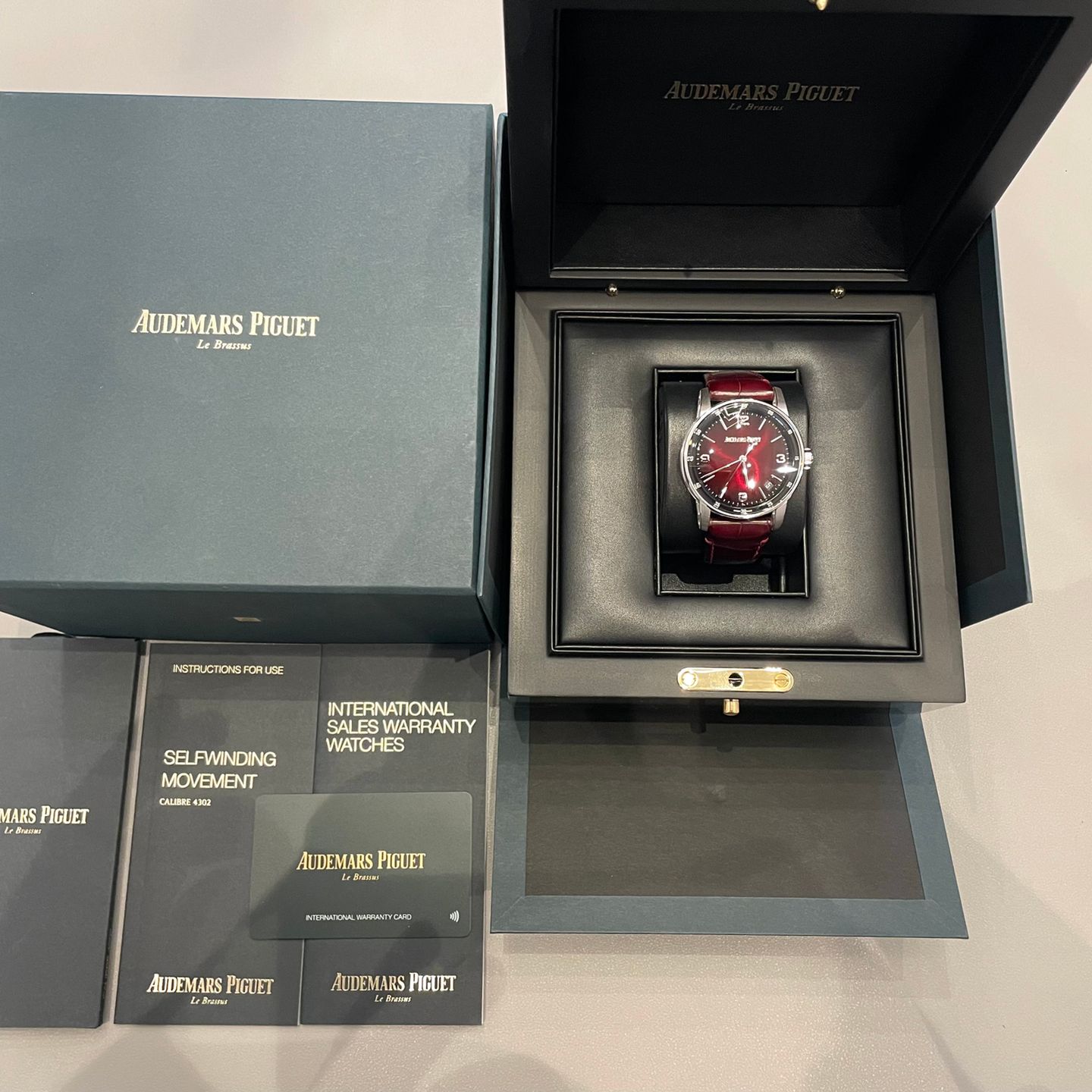 Audemars Piguet CODE 11.59 15210BC.OO.A068CR.01 (2022) - Rood wijzerplaat 41mm Witgoud (2/7)