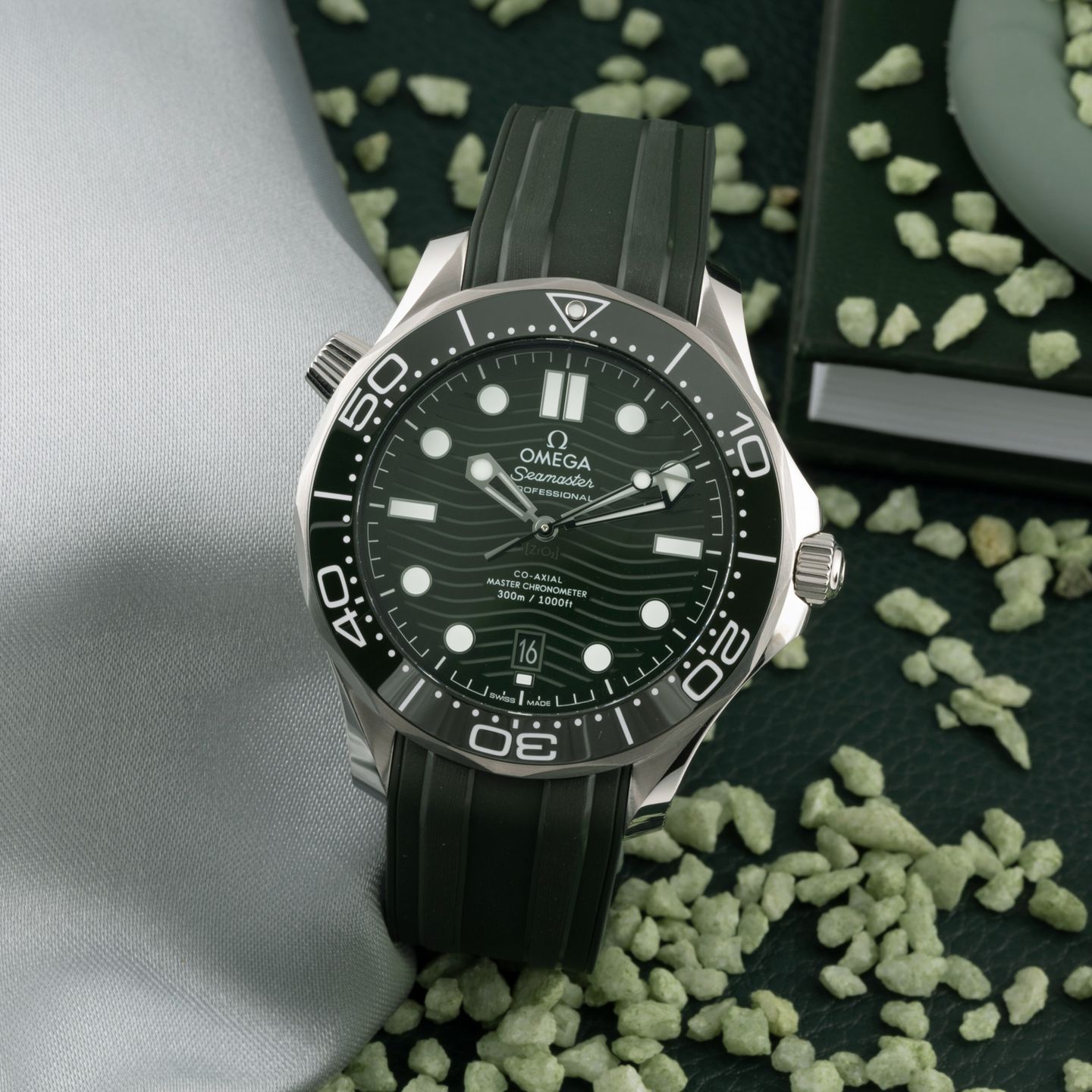 Omega Seamaster Diver 300 M 210.32.42.20.10.001 (Unknown (random serial)) - Green dial 42 mm Steel case (1/8)