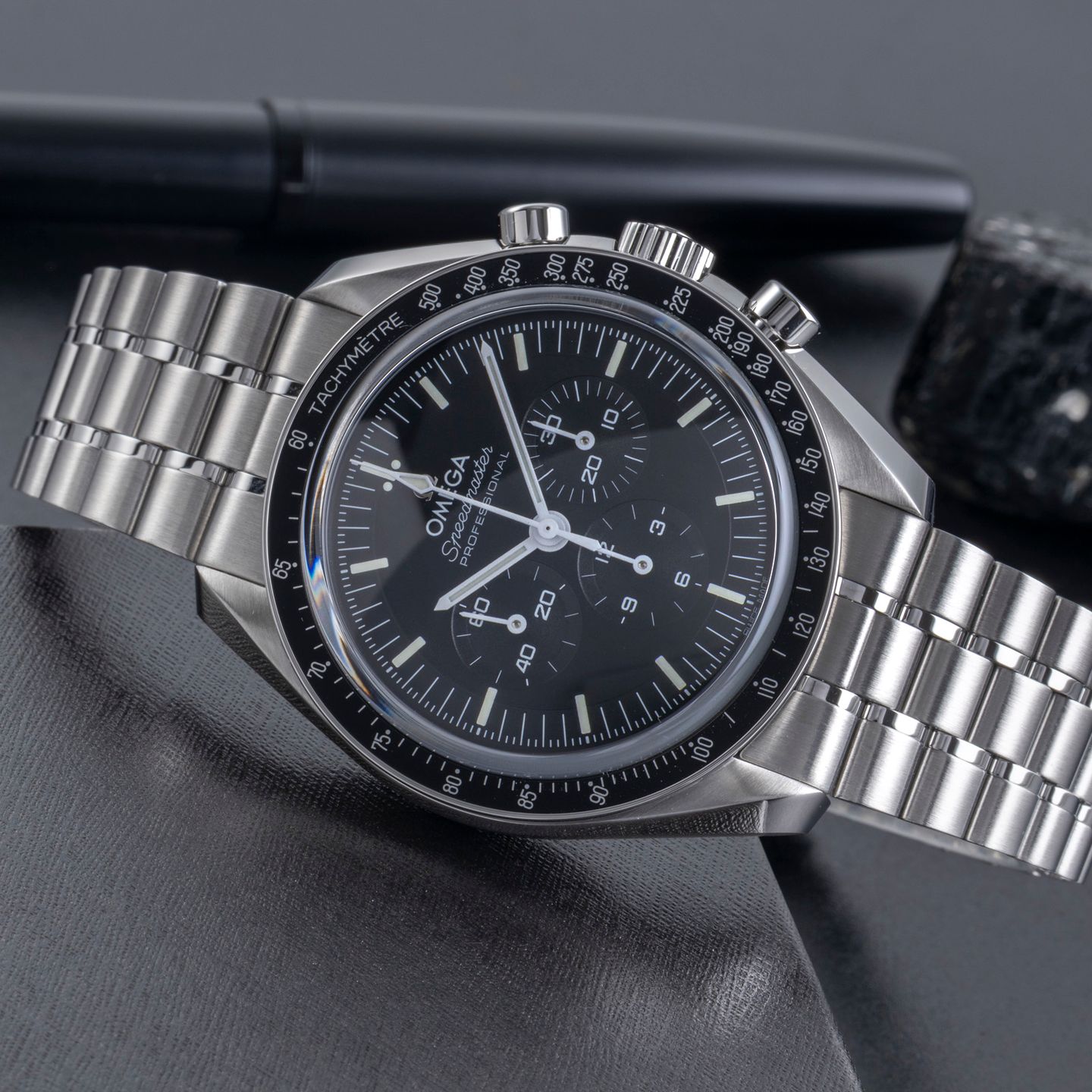 Omega Speedmaster Professional Moonwatch 310.30.42.50.01.002 (Unknown (random serial)) - Black dial 42 mm Steel case (2/8)