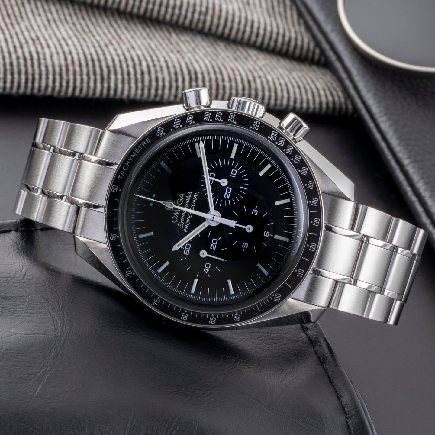 Omega Speedmaster Professional Moonwatch 311.30.42.30.01.005 (Unknown (random serial)) - Black dial 42 mm Steel case (2/8)