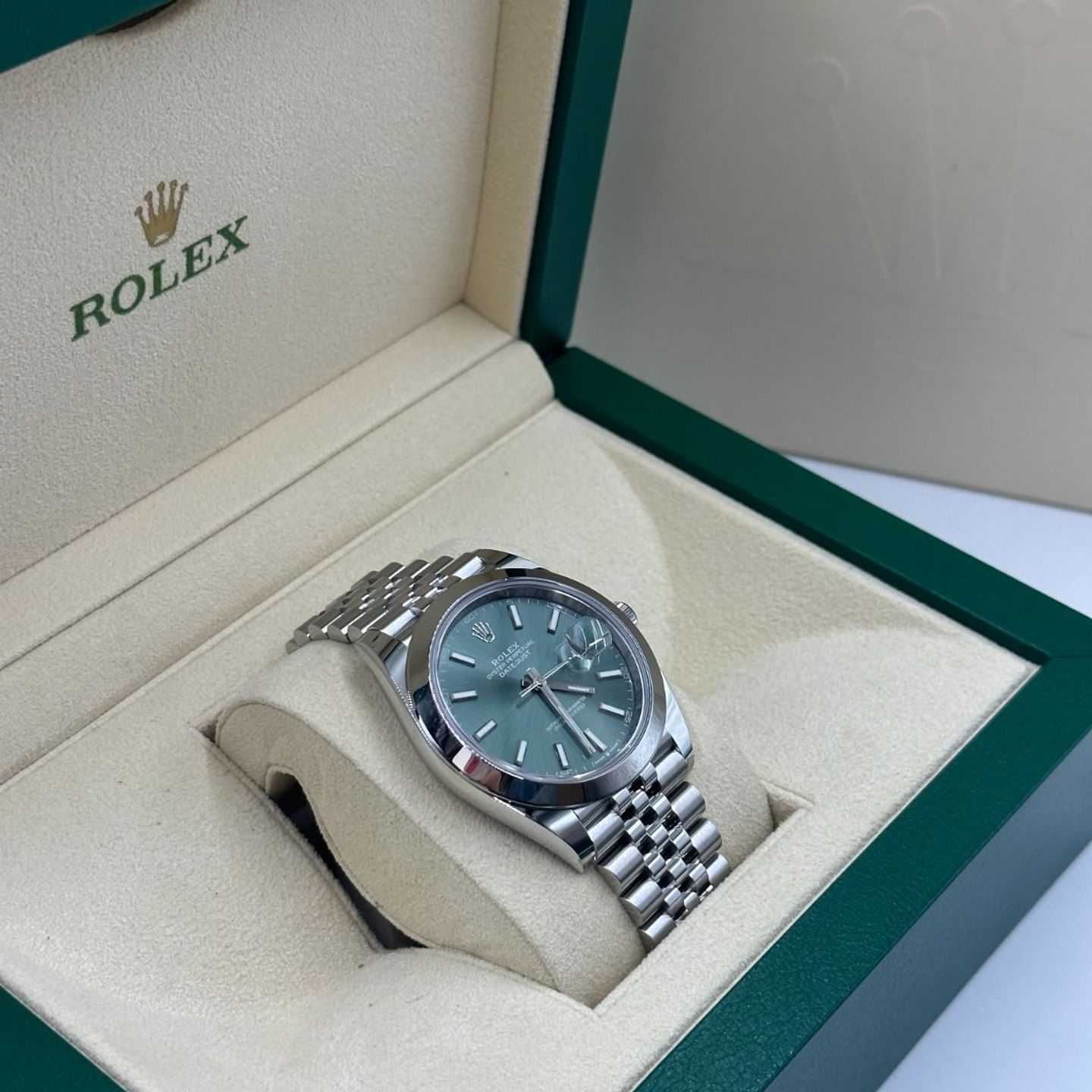 Rolex Datejust 41 126300 (Onbekend (willekeurig serienummer)) - Groen wijzerplaat 41mm Staal (8/8)