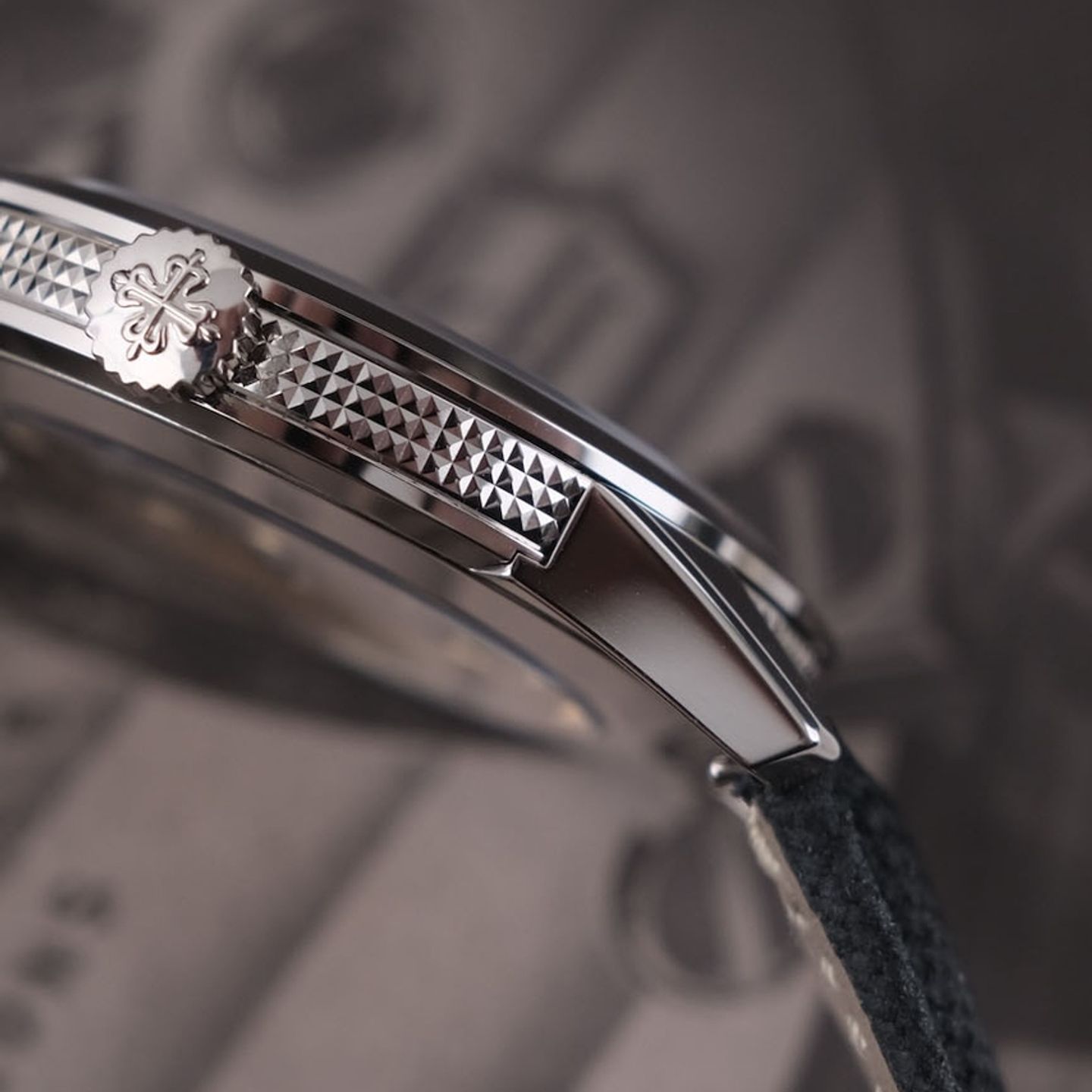 Patek Philippe Calatrava 5226G-001 (2024) - Grey dial 40 mm White Gold case (7/8)