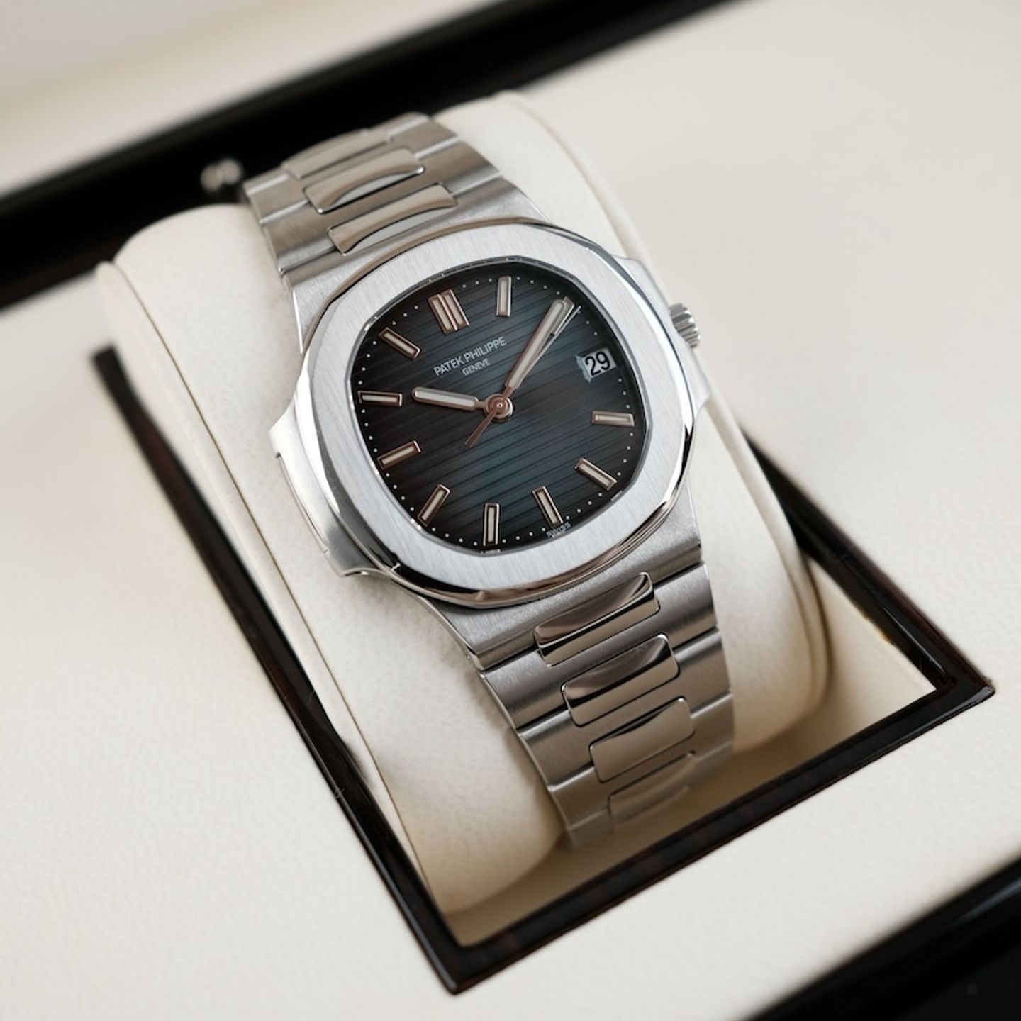 Patek Philippe Nautilus 5800/1A-001 (2007) - Blue dial 38 mm Steel case (2/8)