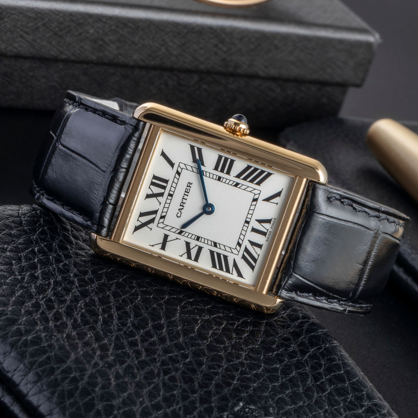 Cartier Tank Solo W1018855 (Unknown (random serial)) - Silver dial 27 mm Yellow Gold case (2/8)