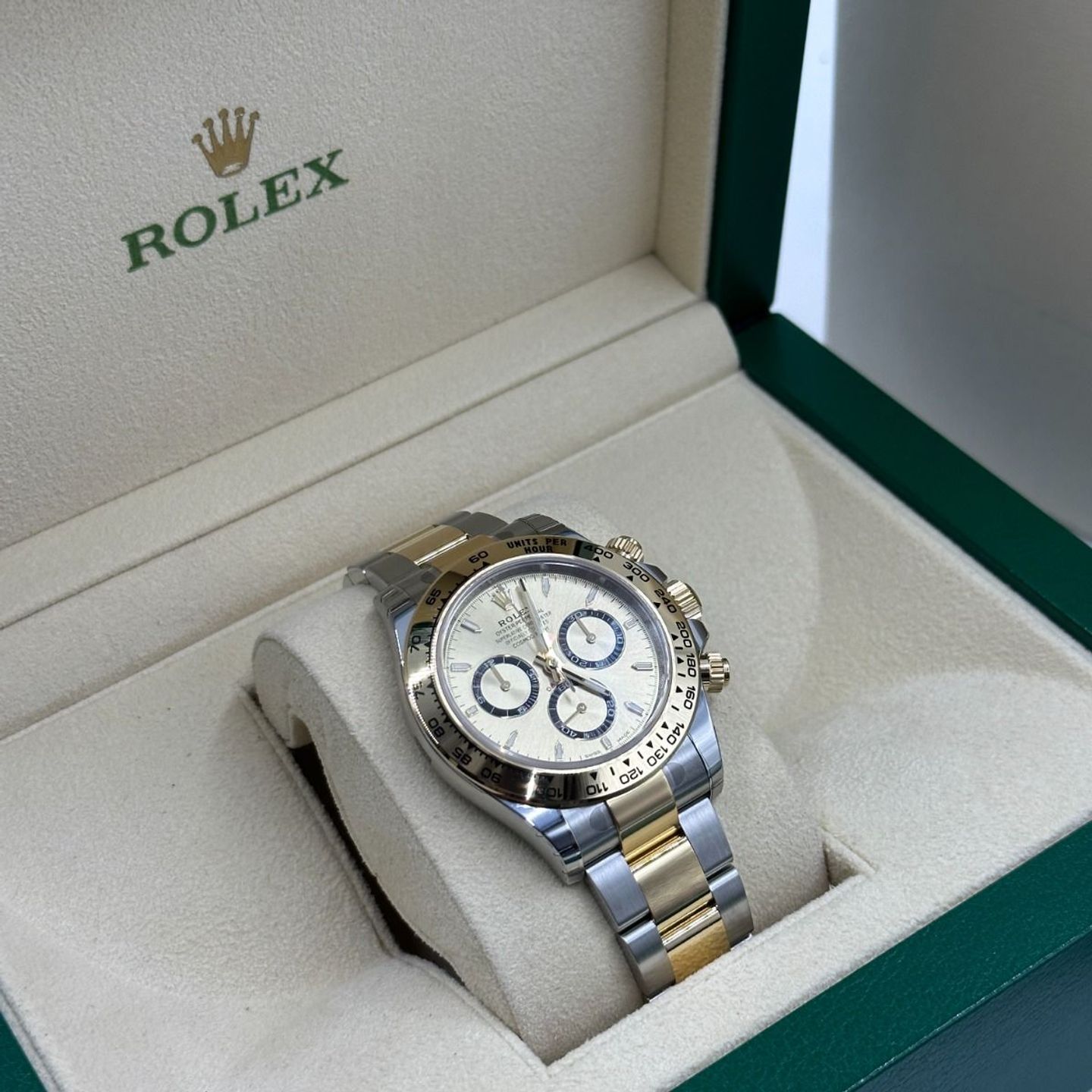 Rolex Daytona 126503 (2024) - Gold dial 40 mm Gold/Steel case (3/8)