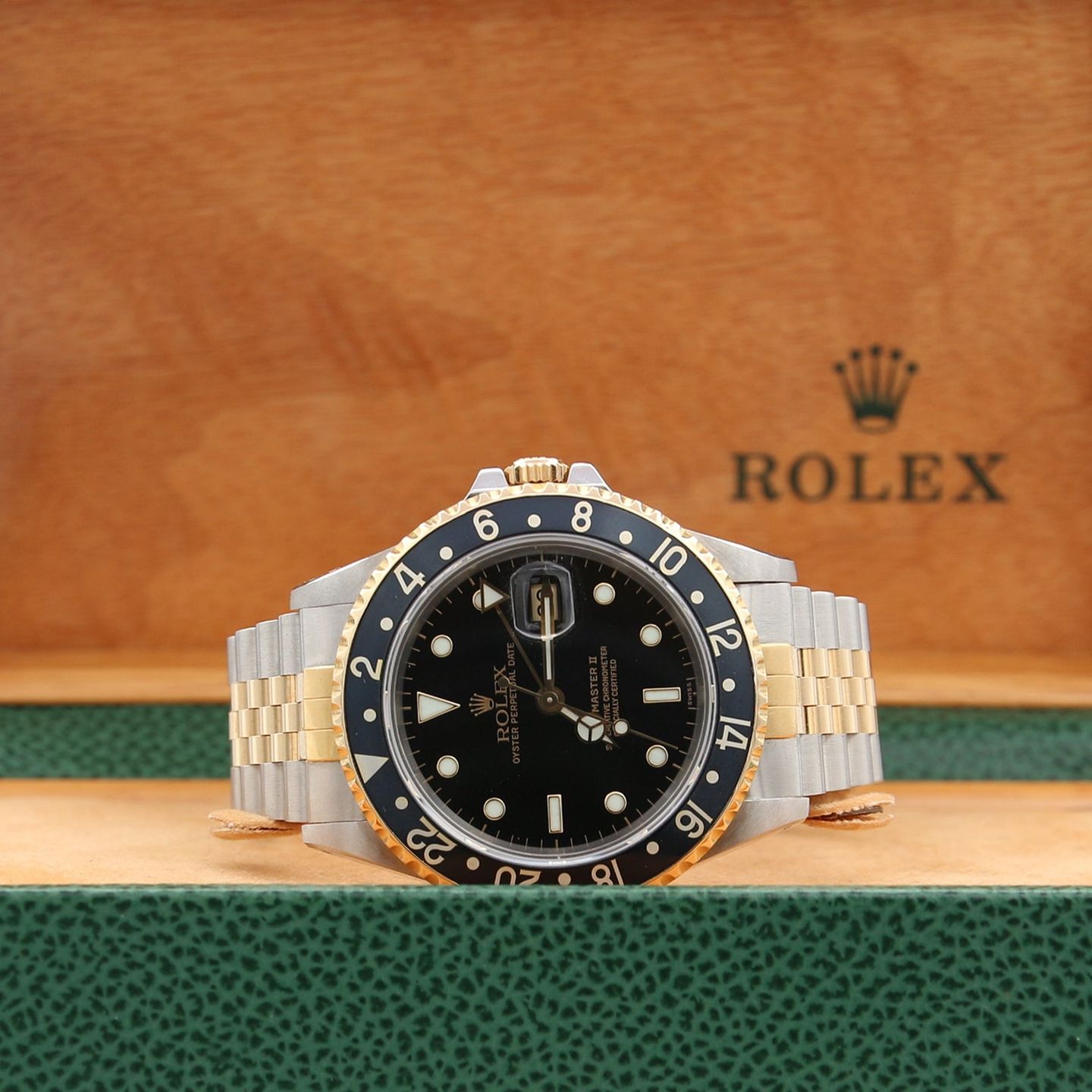 Rolex GMT-Master II 16713 (Onbekend (willekeurig serienummer)) - Zwart wijzerplaat 40mm Goud/Staal (2/8)
