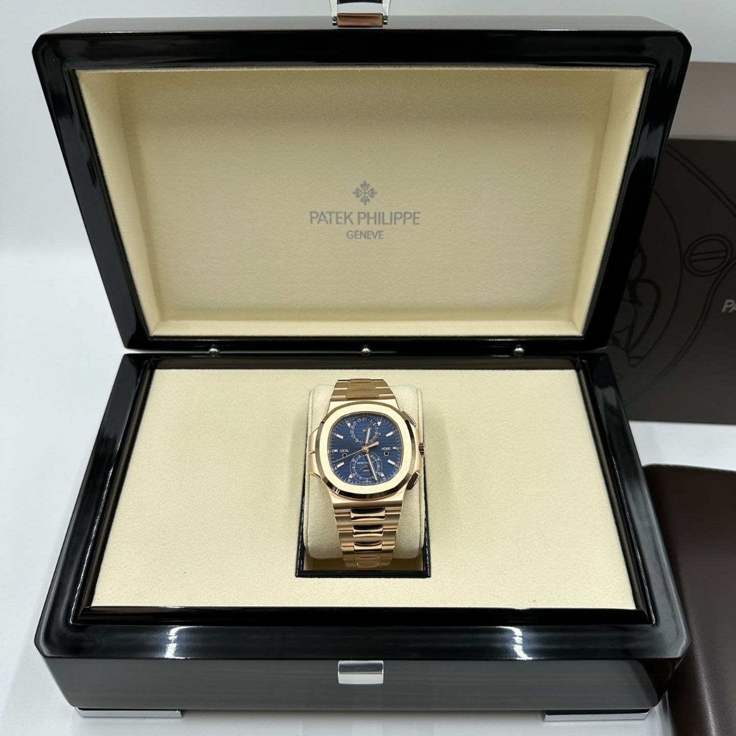 Patek Philippe Nautilus 5990/1R-001 (2024) - Blue dial 40 mm Rose Gold case (5/8)