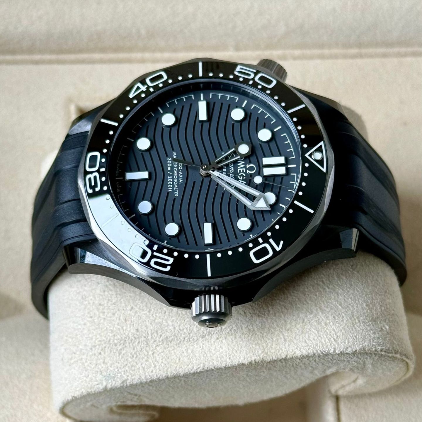 Omega Seamaster Diver 300 M 210.92.44.20.01.001 (2023) - Black dial 44 mm Ceramic case (4/7)
