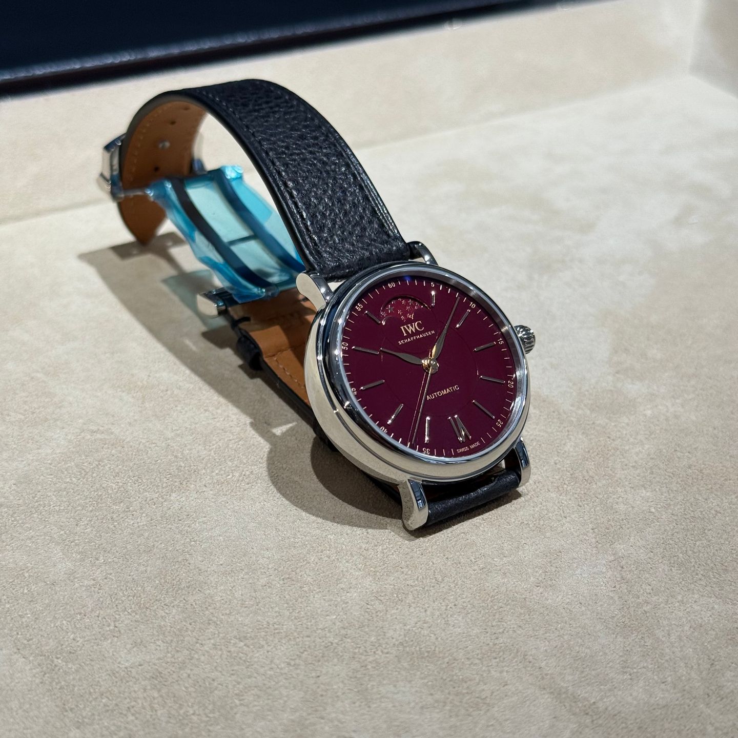 IWC Portofino Automatic IW459604 (2025) - Red dial 37 mm Steel case (4/4)