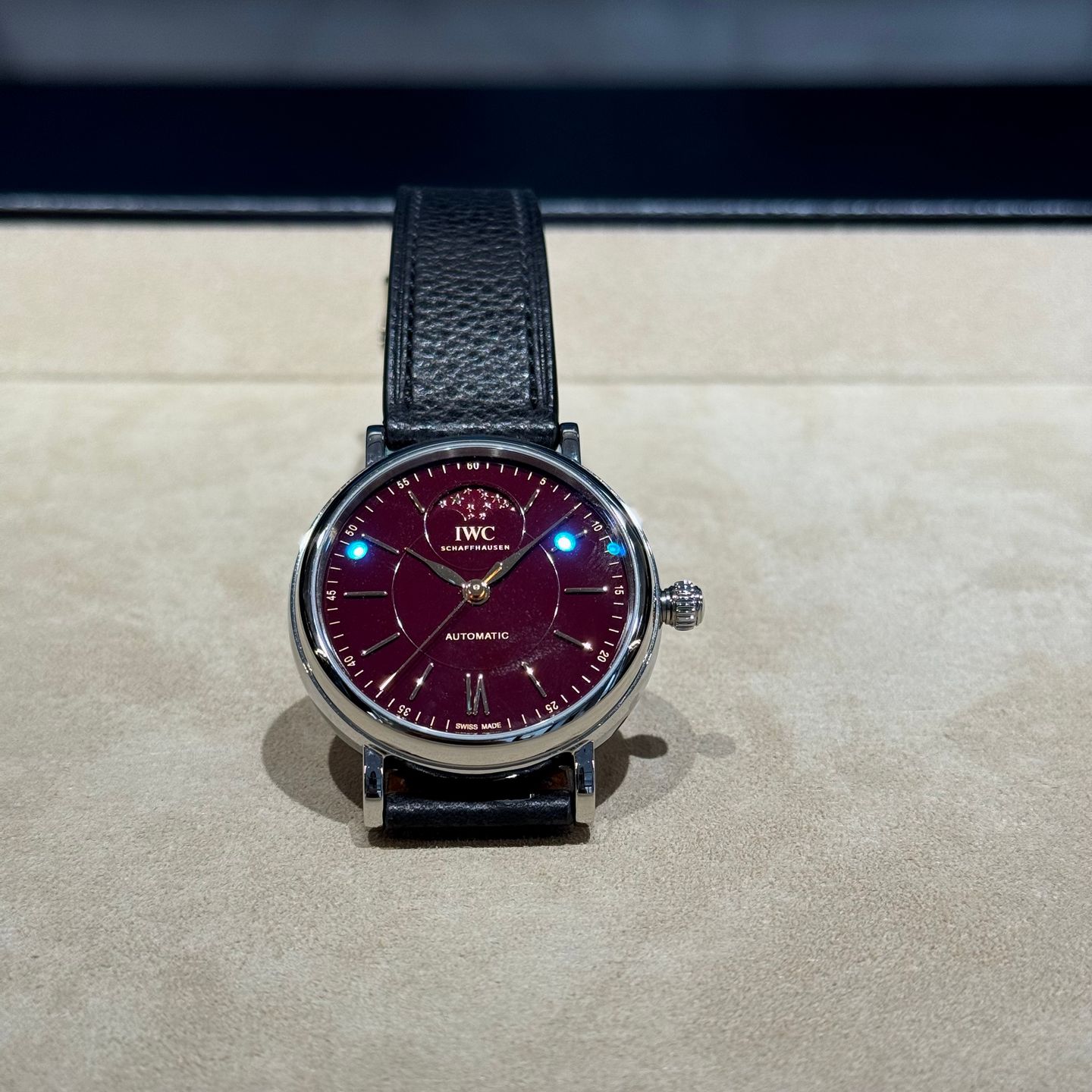 IWC Portofino Automatic IW459604 (2025) - Red dial 37 mm Steel case (3/4)