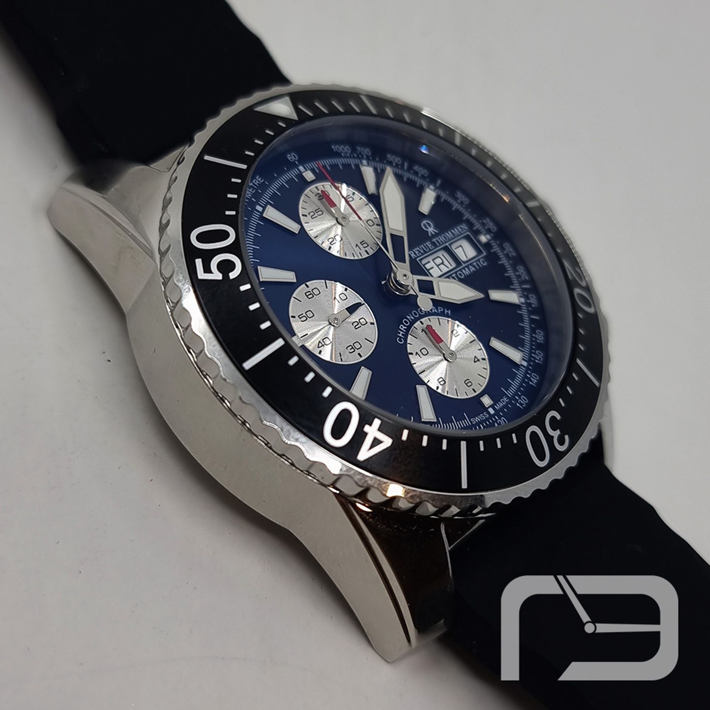 Revue Thommen Diver's Day-Date Chronograph 17030.6525 (2024) - Zwart wijzerplaat 45mm Staal (4/8)