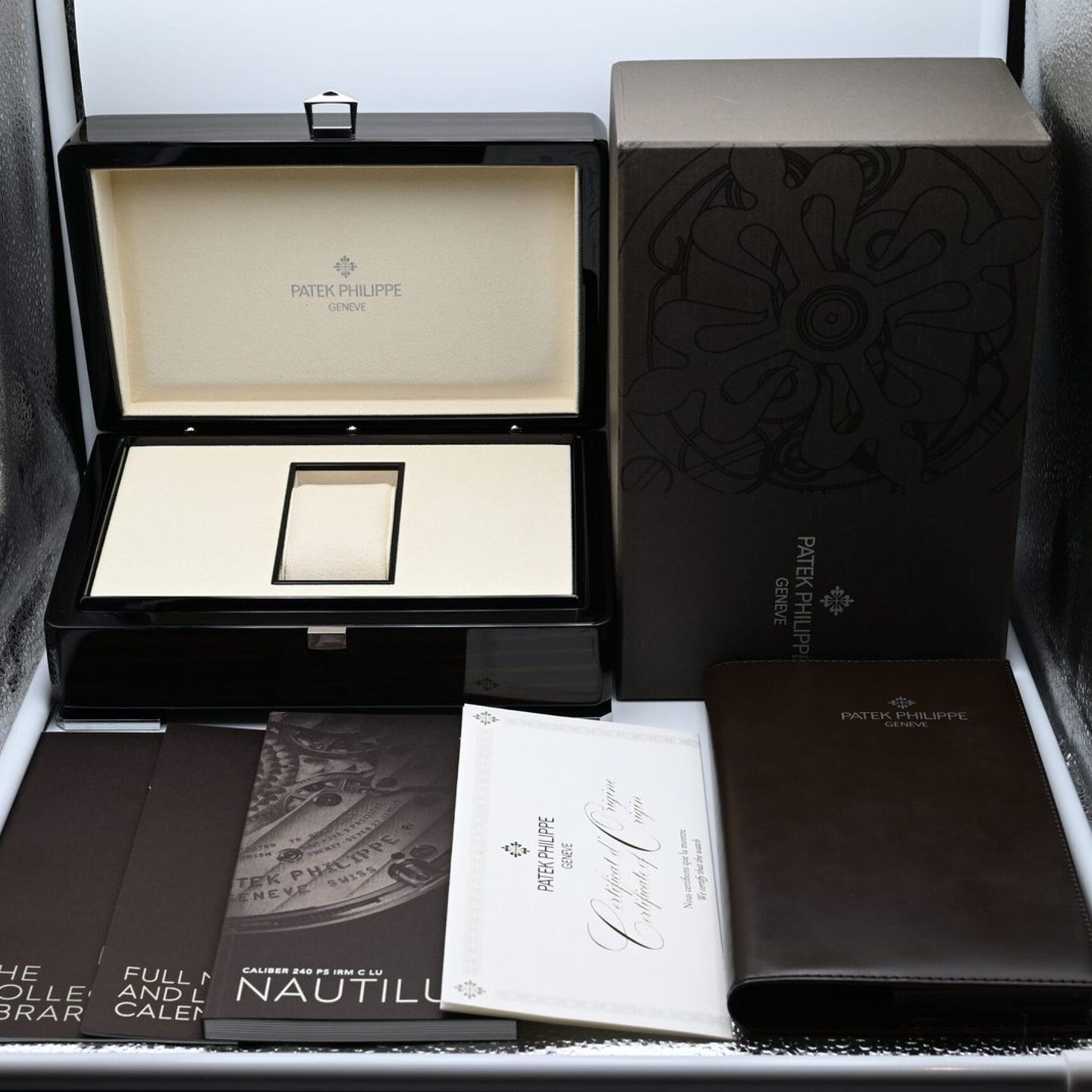 Patek Philippe Nautilus 5712G - (2/7)