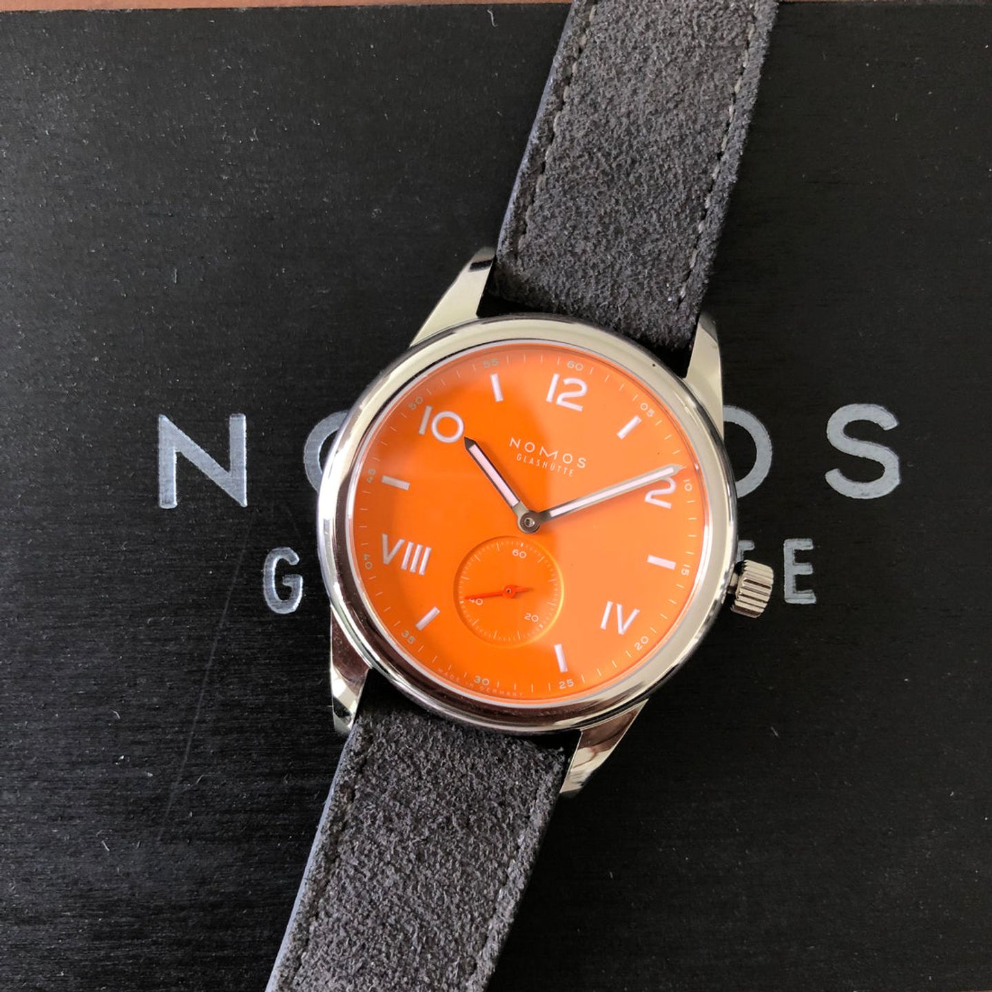 NOMOS Club 729 (2023) - Orange dial 38 mm Steel case (6/6)