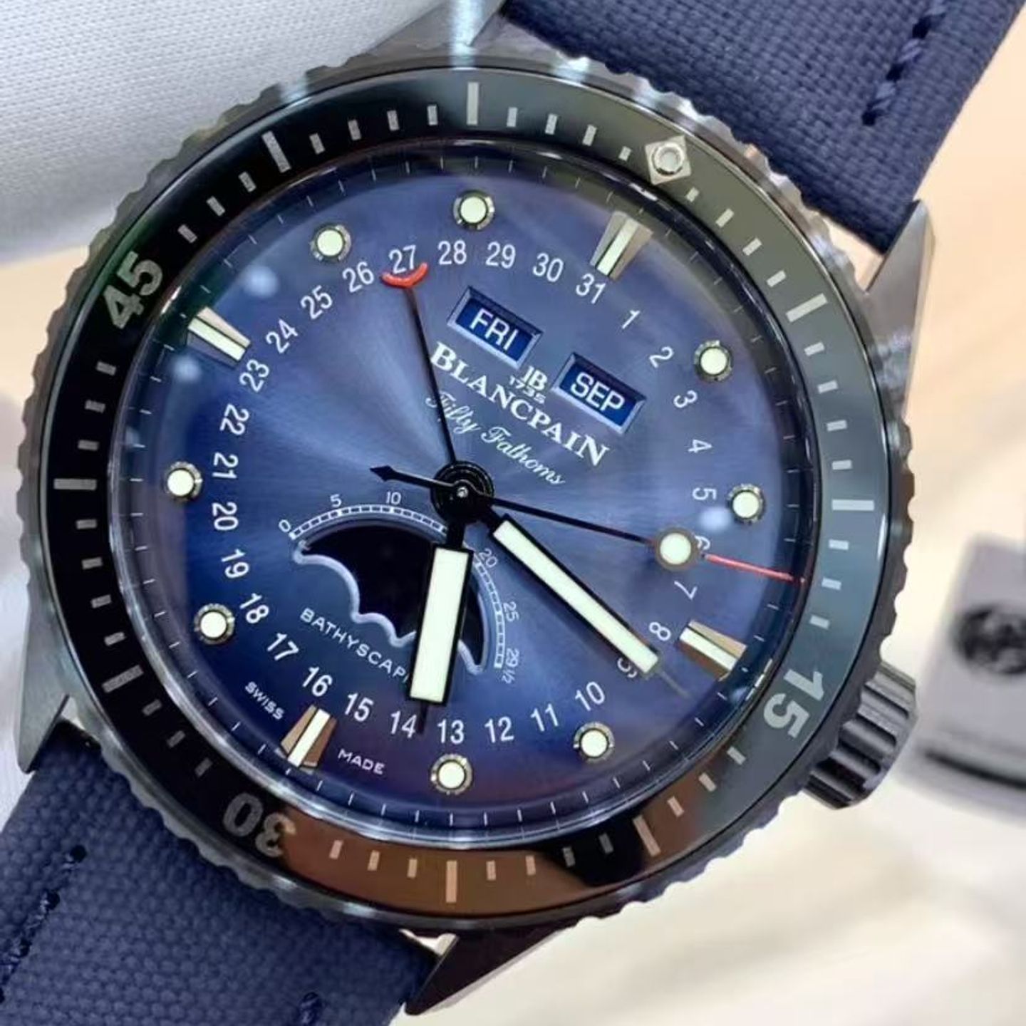 Blancpain Fifty Fathoms Bathyscaphe 5054-0140-O52A (2025) - Blue dial Unknown Ceramic case (2/3)