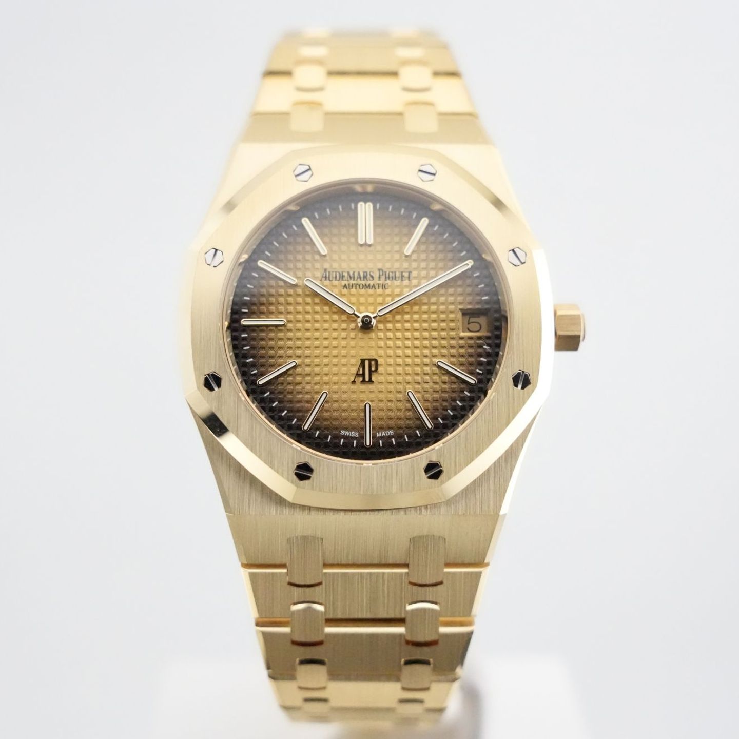 Audemars Piguet Royal Oak Jumbo 16202BA.OO.1240BA.02 (2024) - Goud wijzerplaat 39mm Geelgoud (1/16)