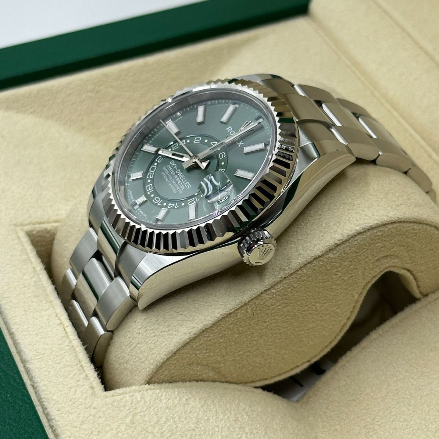 Rolex Sky-Dweller 336934 (2024) - Green dial 42 mm Gold/Steel case (6/8)