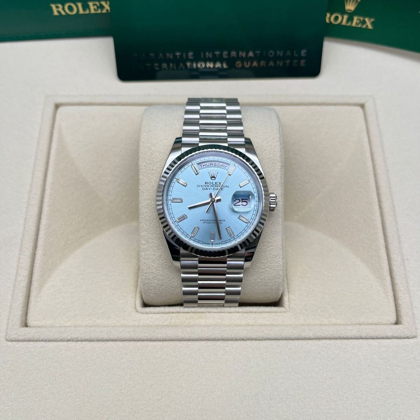 Rolex Day-Date 36 128236 (2023) - Blauw wijzerplaat 36mm Platina (3/8)