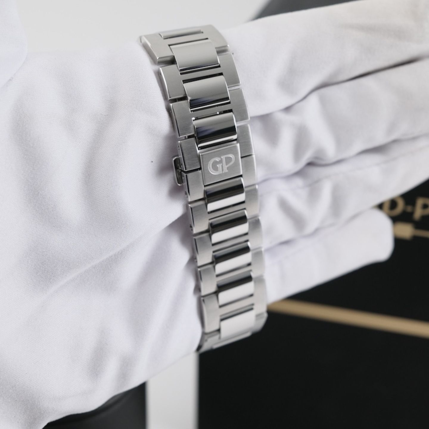 Girard-Perregaux Laureato 81015-11-001-11A (2022) - 43 mm Steel case (8/8)