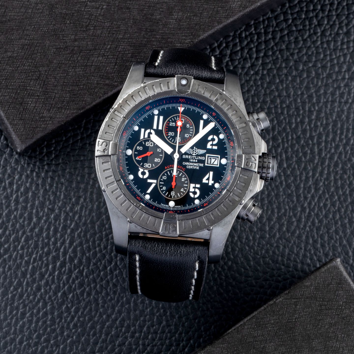 Breitling Super Avenger M13370 (2009) - Black dial 48 mm Steel case (1/8)