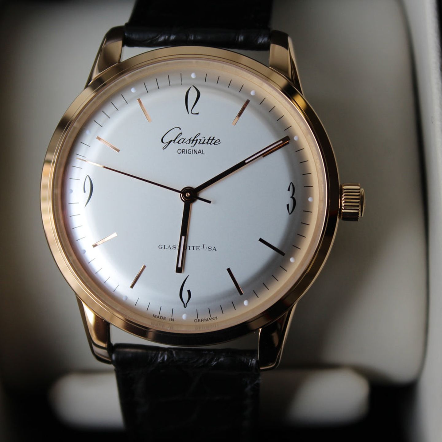 Glashütte Original Sixties 1-39-52-01-01-04 (2024) - Silver dial 39 mm Rose Gold case (1/5)