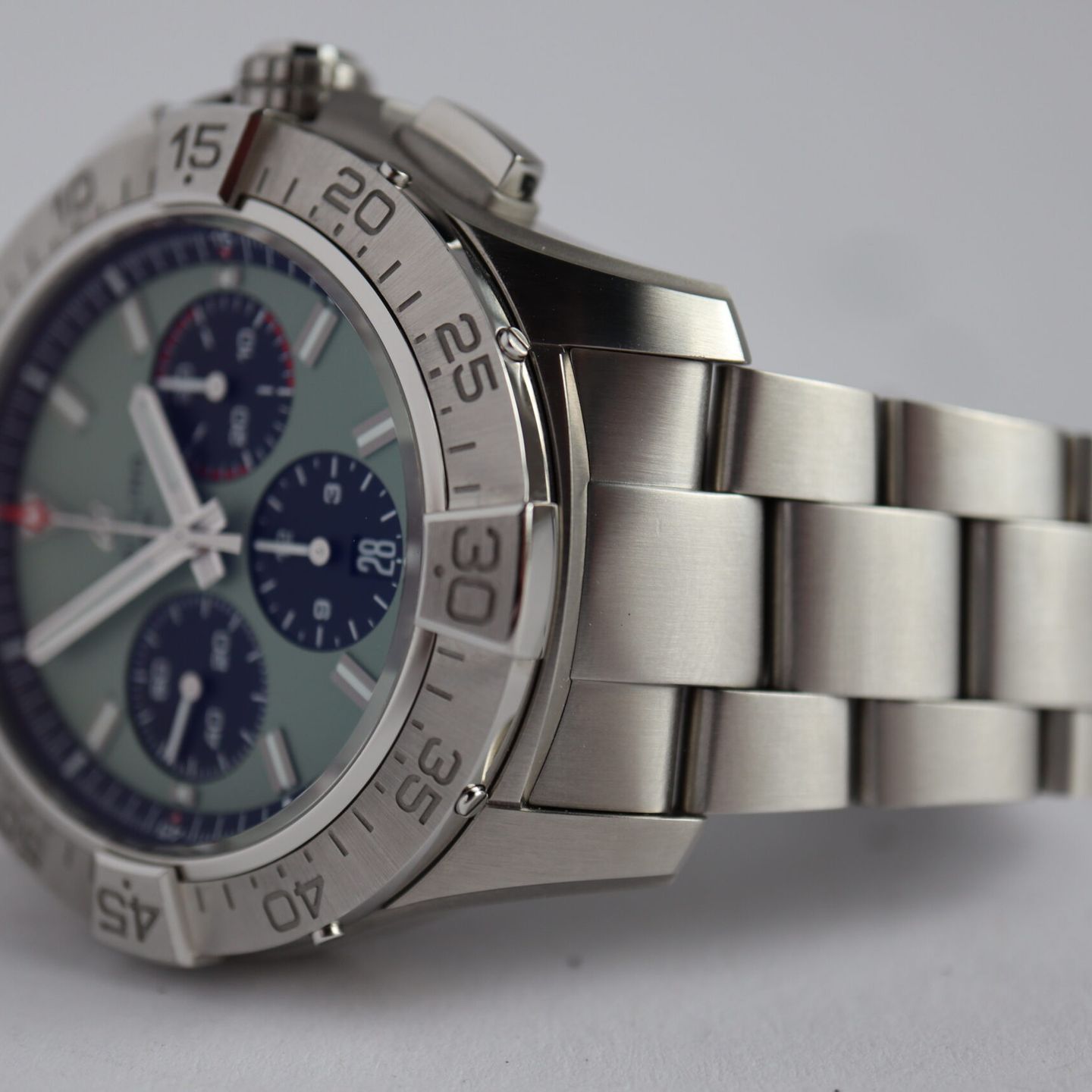 Breitling Avenger AB0147101L1A1 (2023) - Groen wijzerplaat 44mm Staal (3/8)