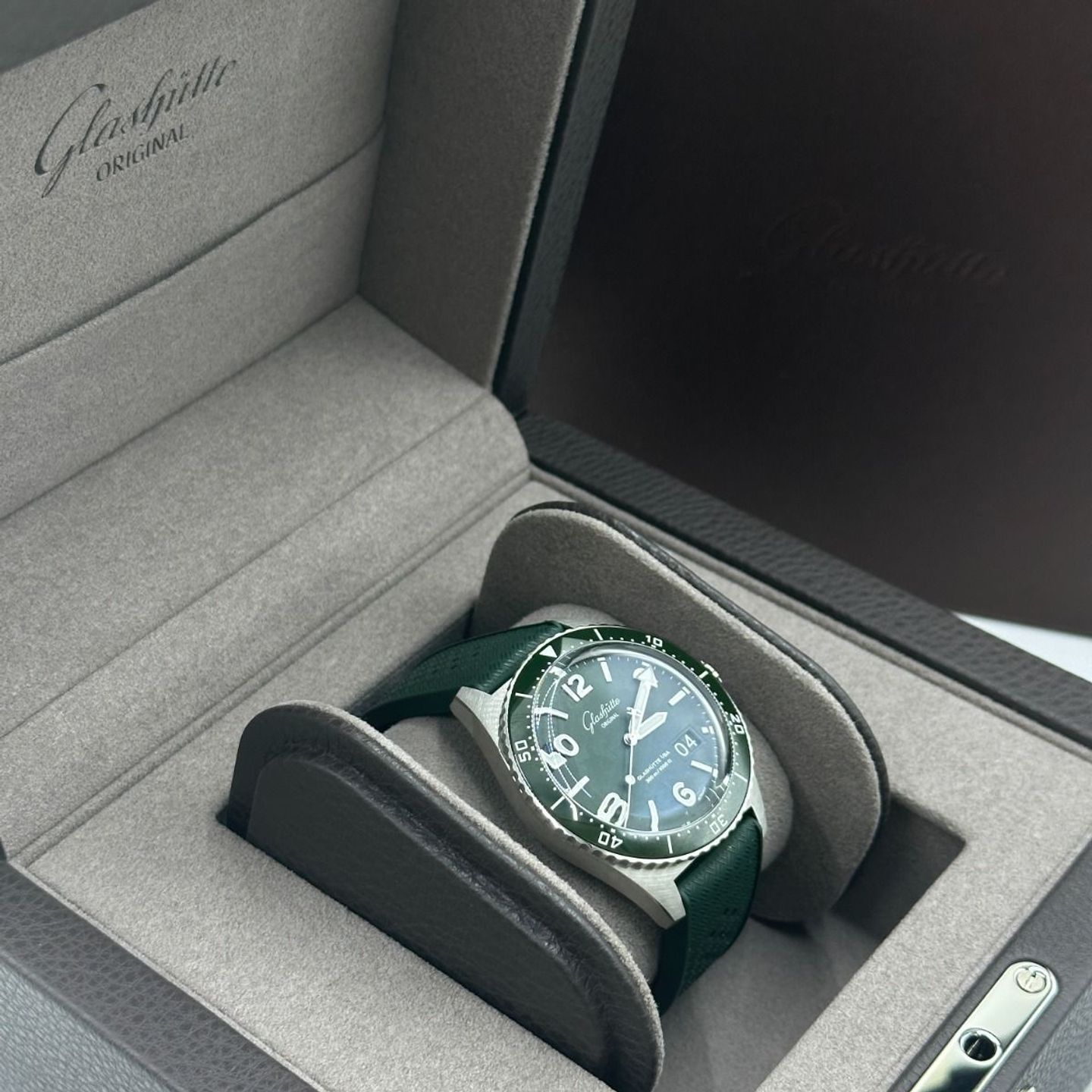 Glashütte Original SeaQ Panorama Date 1-36-13-07-83-33 (2024) - Green dial 43 mm Steel case (3/8)