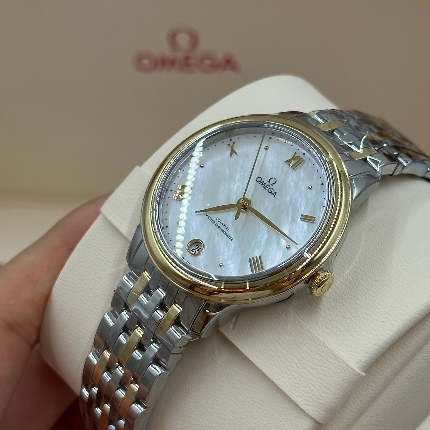 Omega De Ville Prestige 434.20.34.20.05.002 (2023) - Parelmoer wijzerplaat 34mm Goud/Staal (4/8)