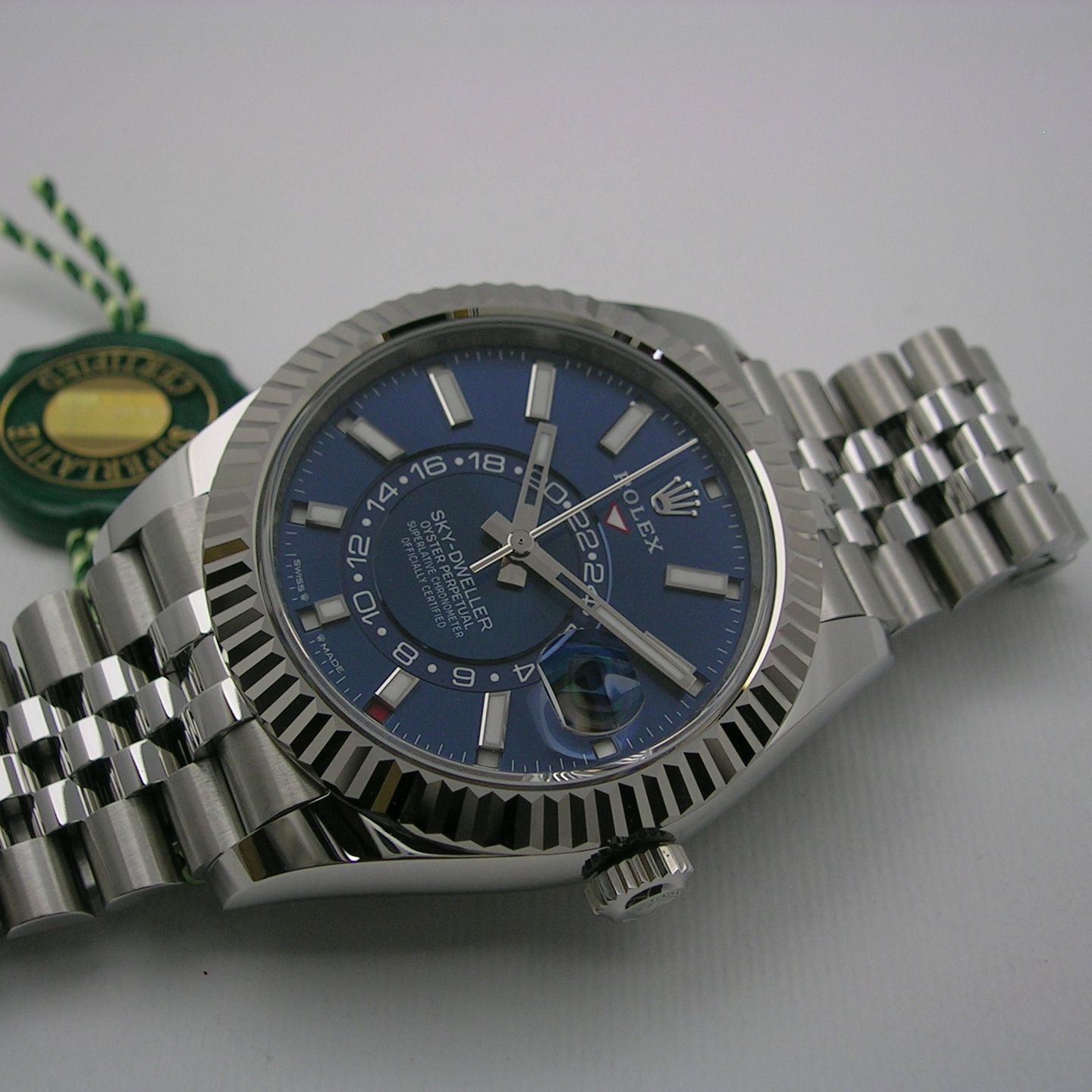 Rolex Sky-Dweller 336934 (2025) - Green dial 42 mm Gold/Steel case (2/8)