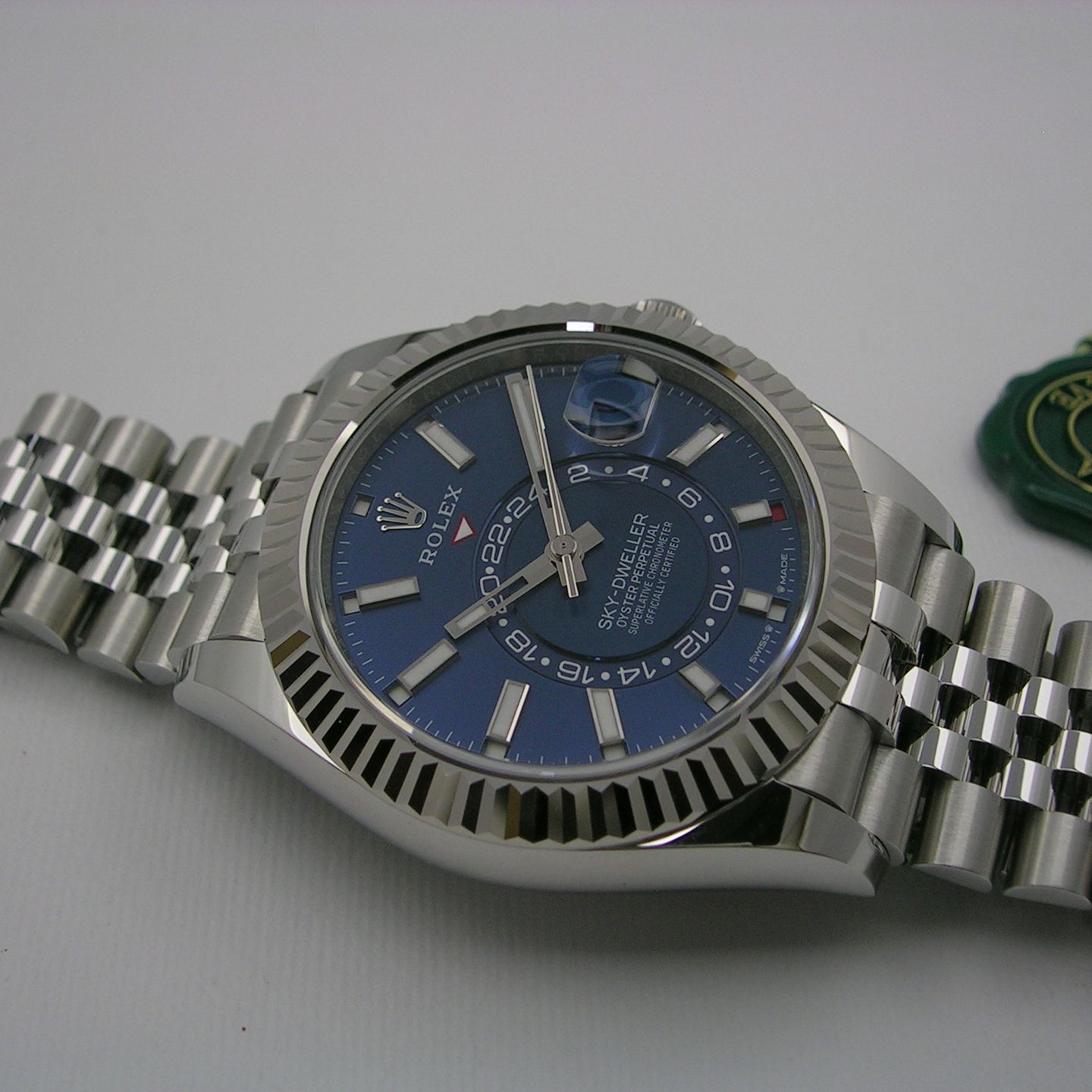 Rolex Sky-Dweller 336934 (2025) - Green dial 42 mm Gold/Steel case (1/8)