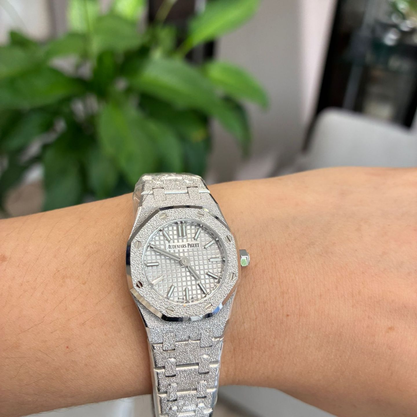 Audemars Piguet Royal Oak Mini 67630BC.GG.1312BC.01 (2025) - Silver dial 23 mm White Gold case (7/8)