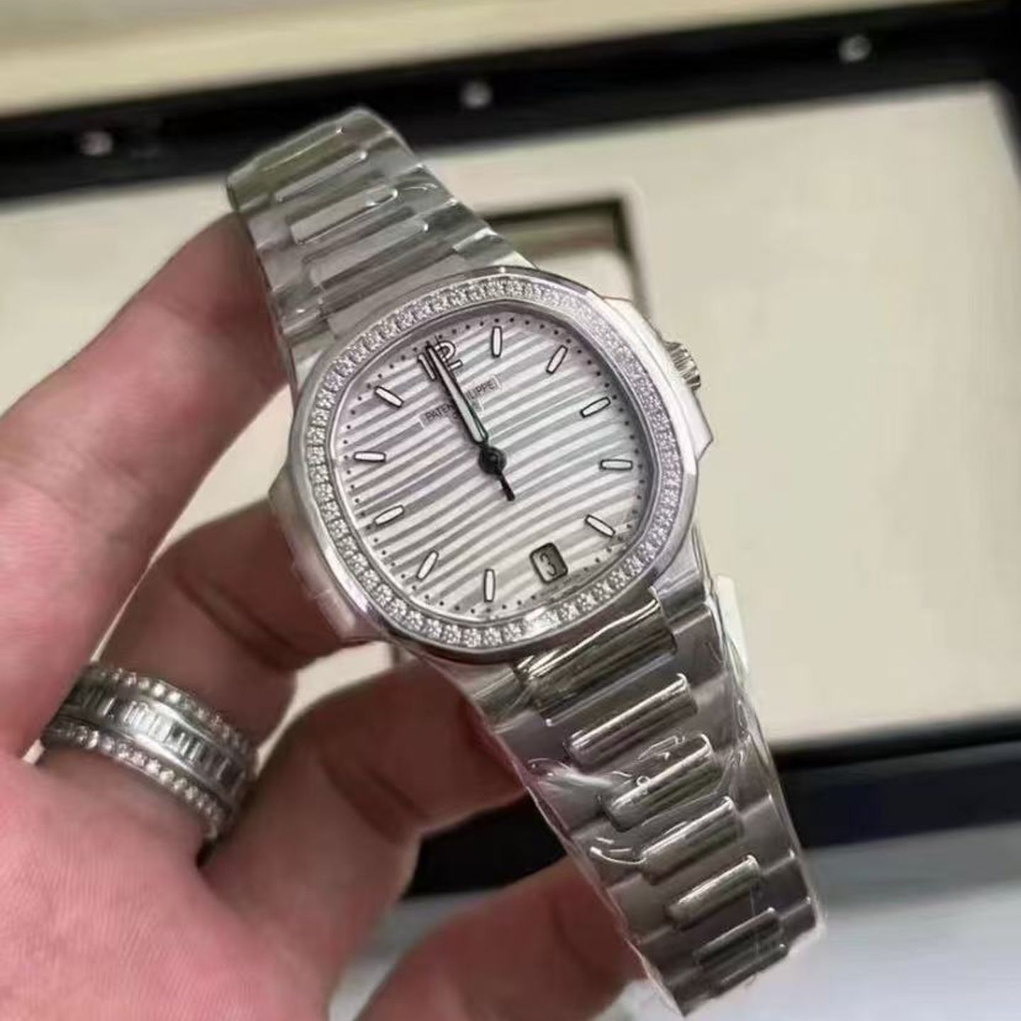 Patek Philippe Nautilus 7118/1200A-010 (2024) - Silver dial 35 mm Steel case (3/4)