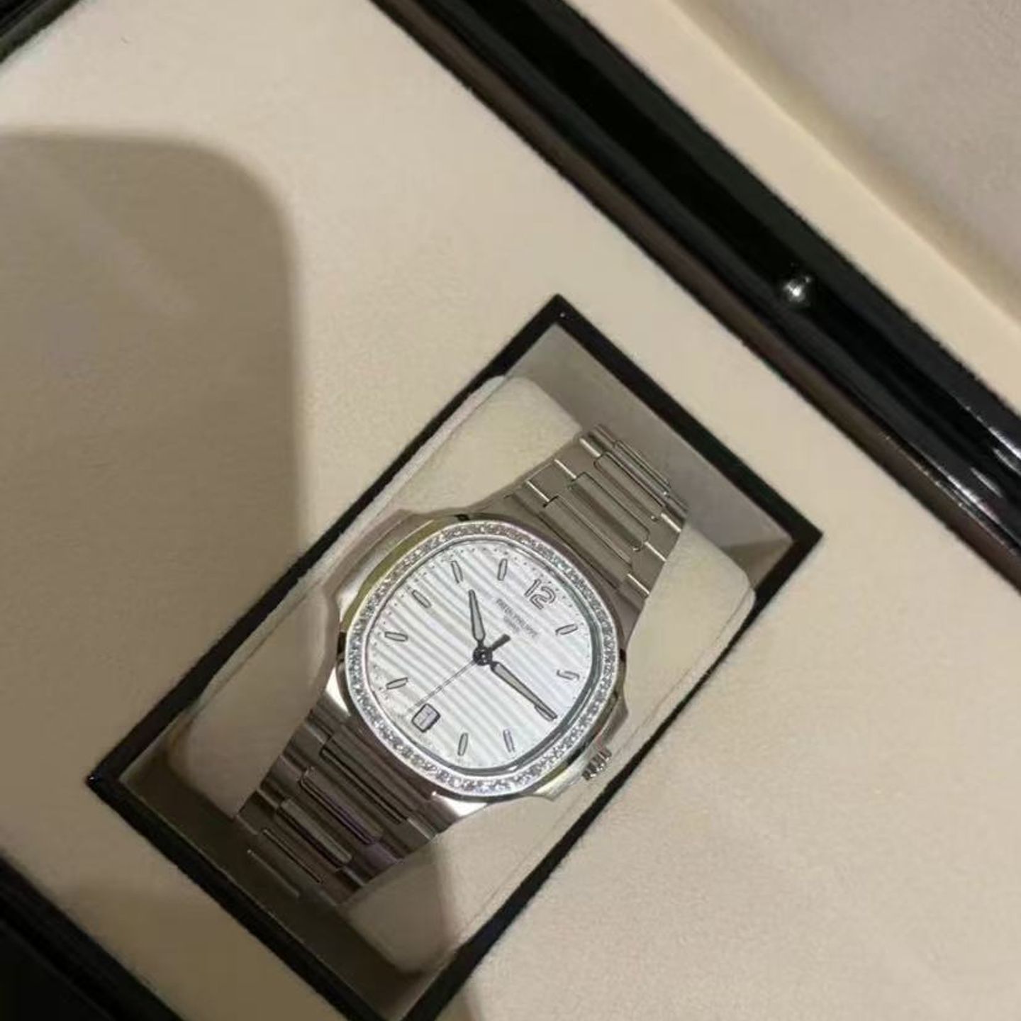Patek Philippe Nautilus 7118/1200A-010 (2024) - Silver dial 35 mm Steel case (2/4)
