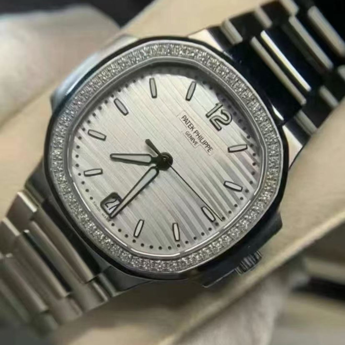 Patek Philippe Nautilus 7118/1200A-010 (2024) - Silver dial 35 mm Steel case (1/4)