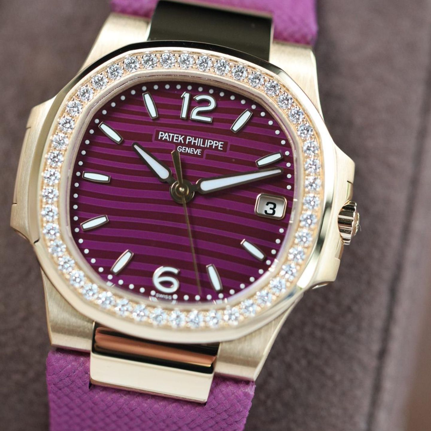Patek Philippe Nautilus 7010R (2024) - Purple dial 32 mm Rose Gold case (1/3)