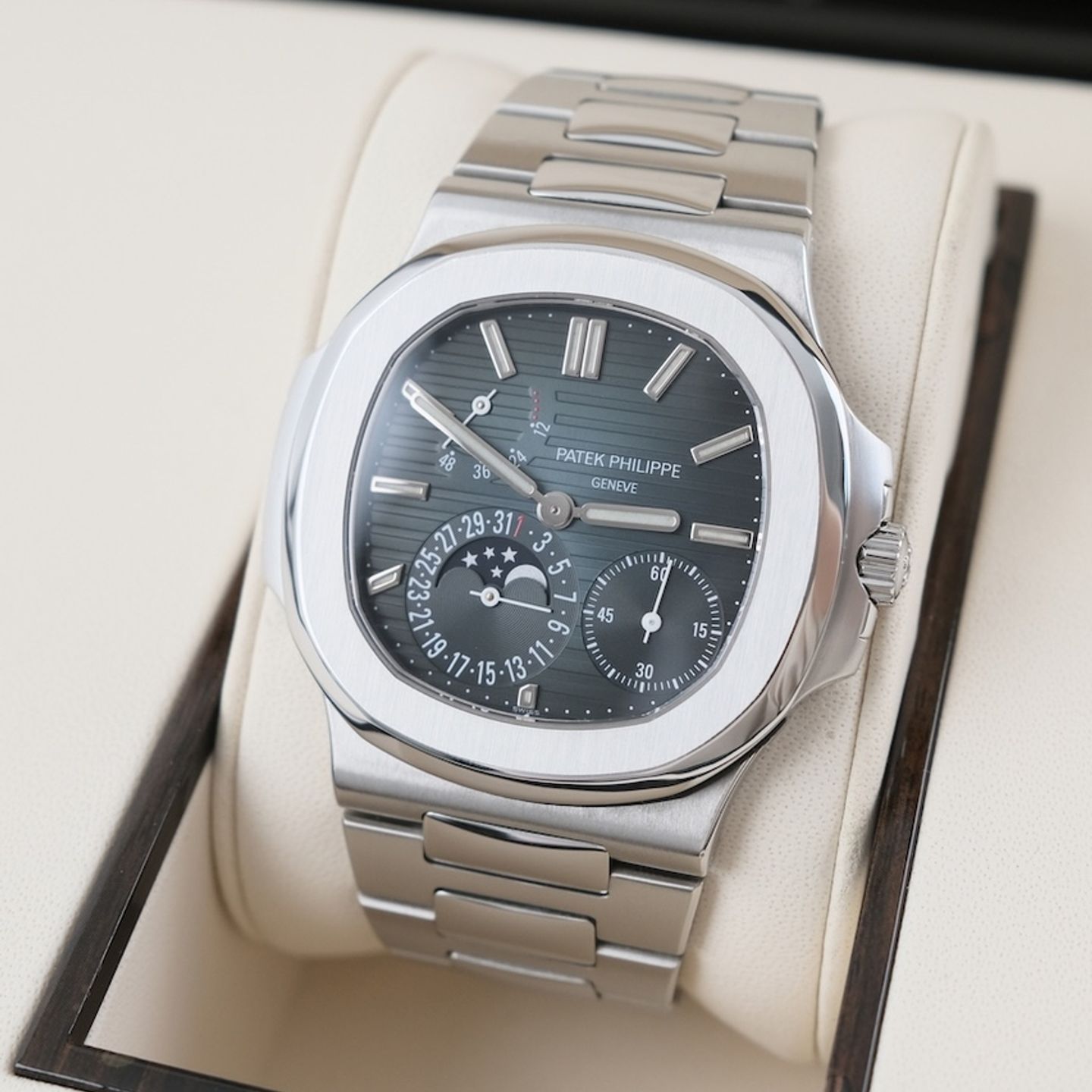 Patek Philippe Nautilus 5712/1A-001 (2011) - Blue dial 40 mm Steel case (2/8)