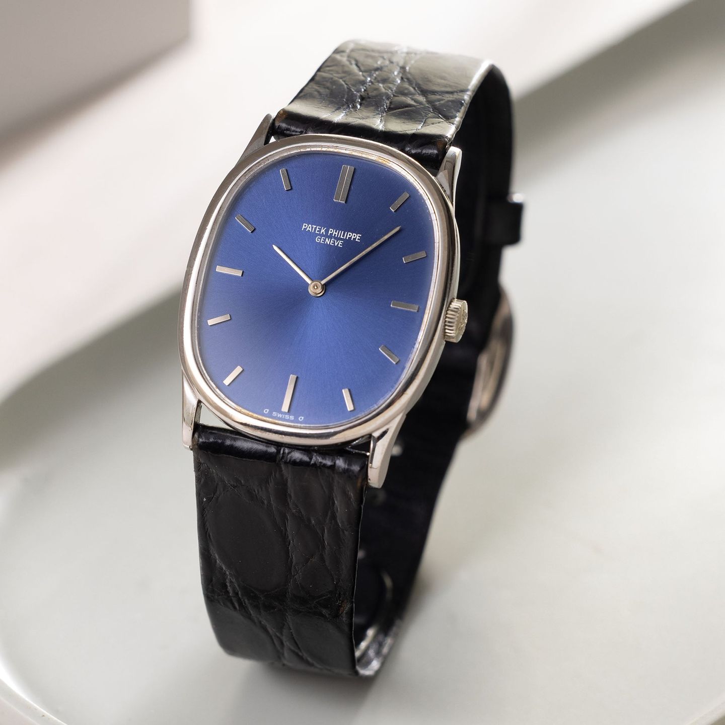 Patek Philippe Golden Ellipse 5738/1R-001 (Unknown (random serial)) - Black dial 35 mm Rose Gold case (1/8)