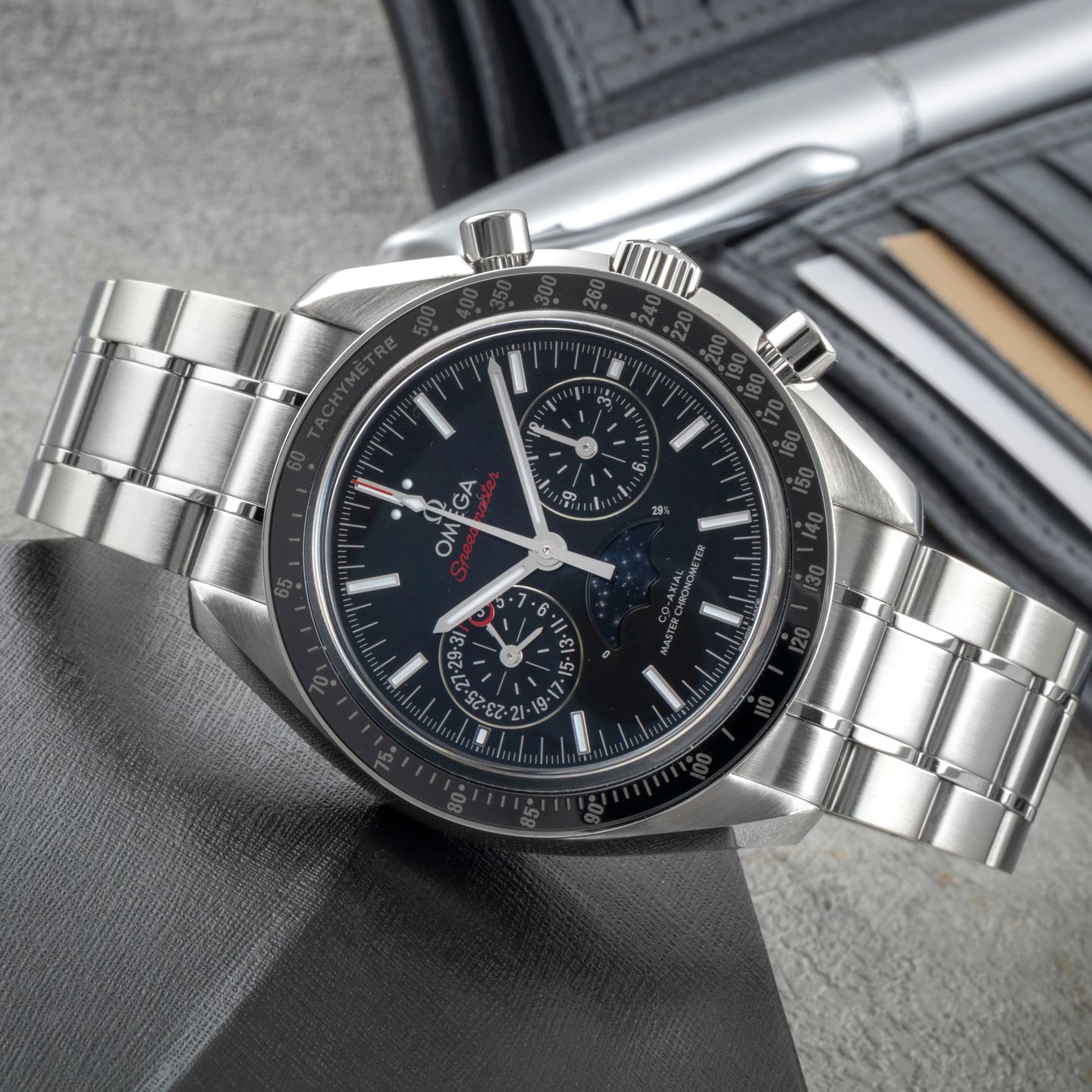 Omega Speedmaster Moonphase 304.30.44.52.01.001 (Unknown (random serial)) - Black dial 44 mm Steel case (2/8)