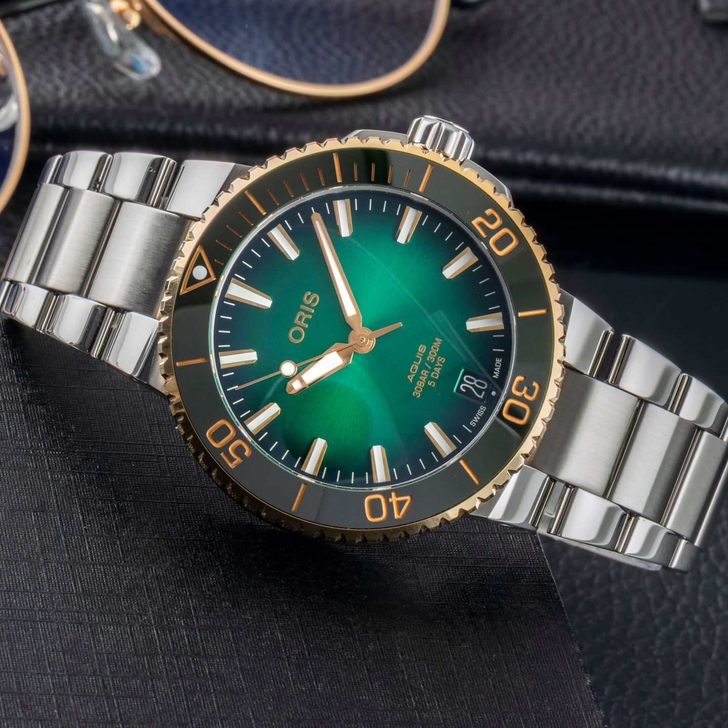 Oris Aquis Date 01 400 7769 6357-07 8 22 09PEB (Unknown (random serial)) - Green dial 42 mm Steel case (2/8)