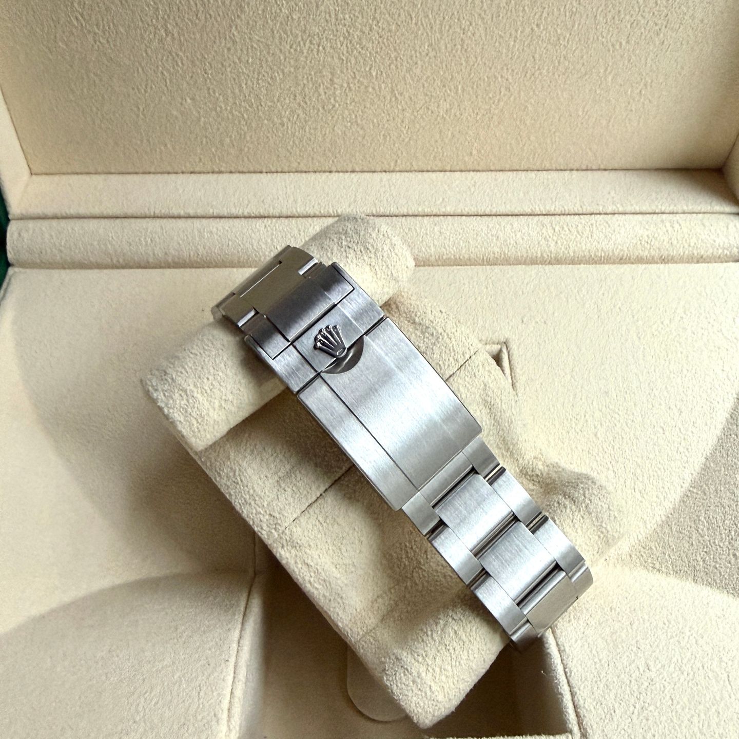 Rolex Explorer II 226570 (2024) - Black dial 42 mm Steel case (14/14)