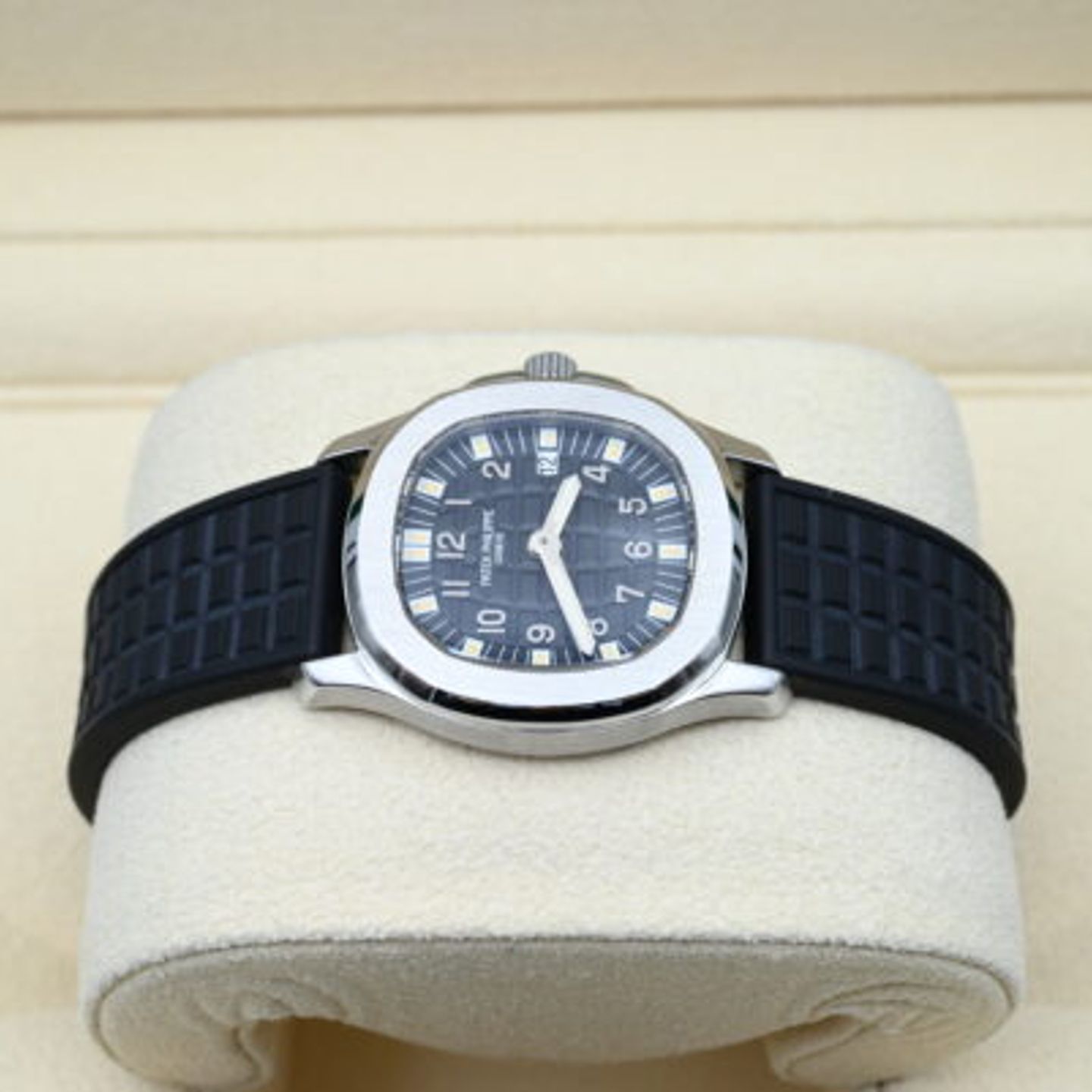 Patek Philippe Aquanaut 4960 (Unknown (random serial)) - Black dial 30 mm Steel case (2/5)