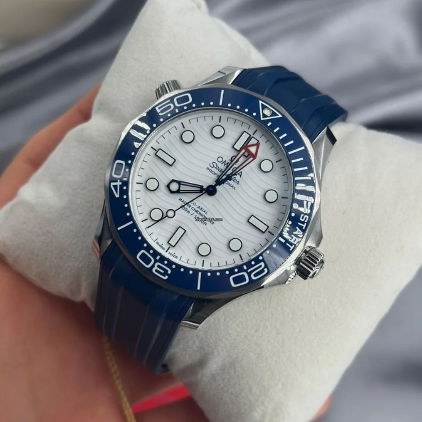 Omega Seamaster Diver 300 M 210.32.42.20.04.002 WHITE RUBBER - (5/8)