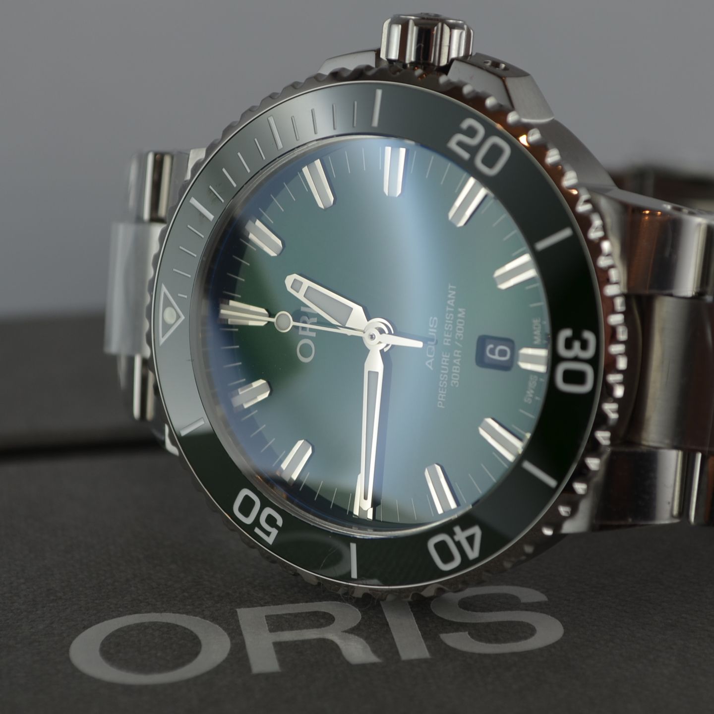 Oris Aquis Date 01 733 7730 4157-07 8 24 05PEB (Unknown (random serial)) - Green dial 44 mm Steel case (3/4)