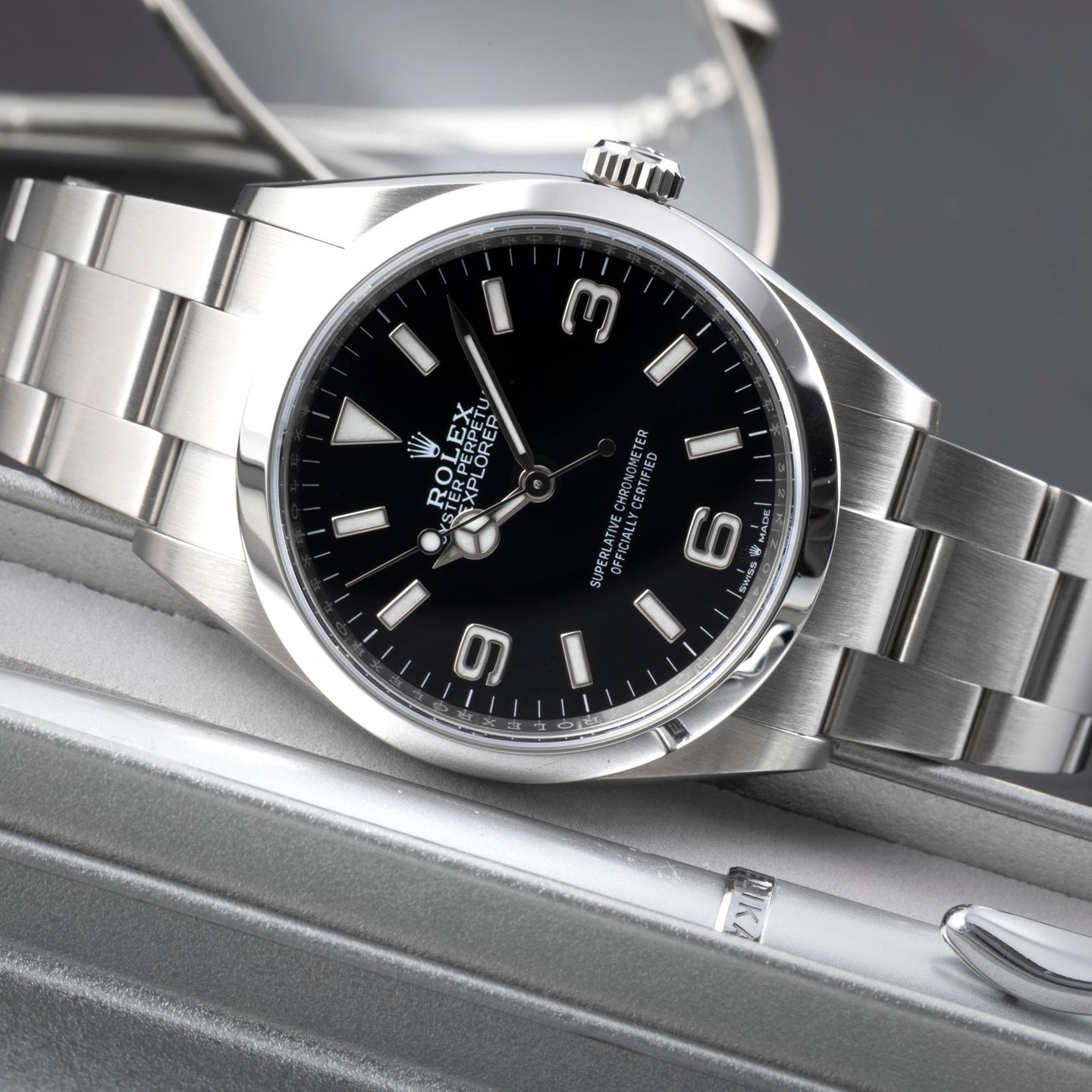 Rolex Explorer 124270 (Onbekend (willekeurig serienummer)) - Zwart wijzerplaat 36mm Staal (2/8)