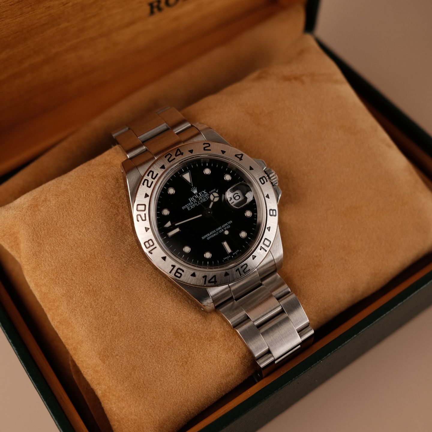 Rolex Explorer II 16570 (2000) - Black dial 40 mm Steel case (2/8)